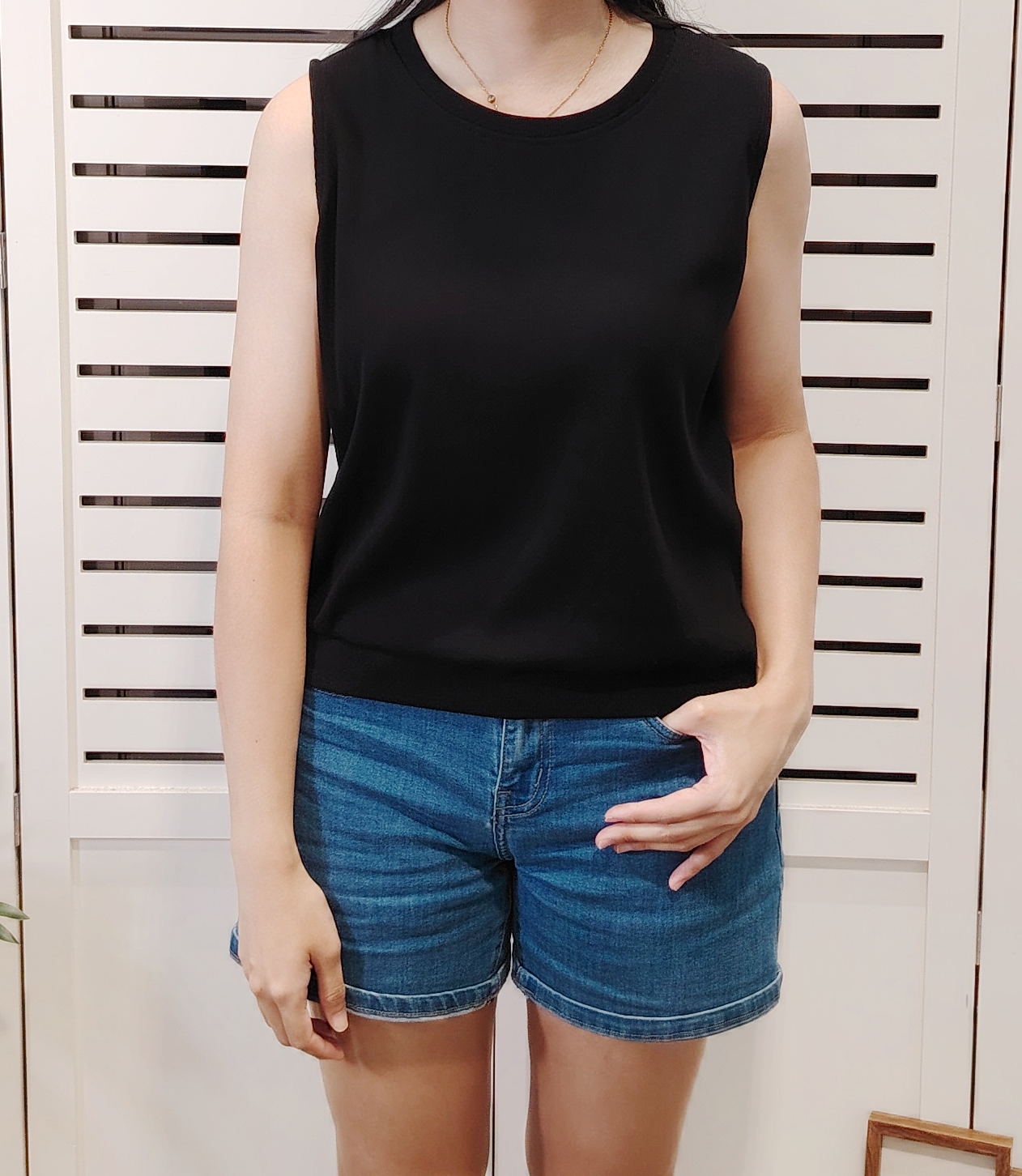 A25001 Woven Sleeve Less Tee