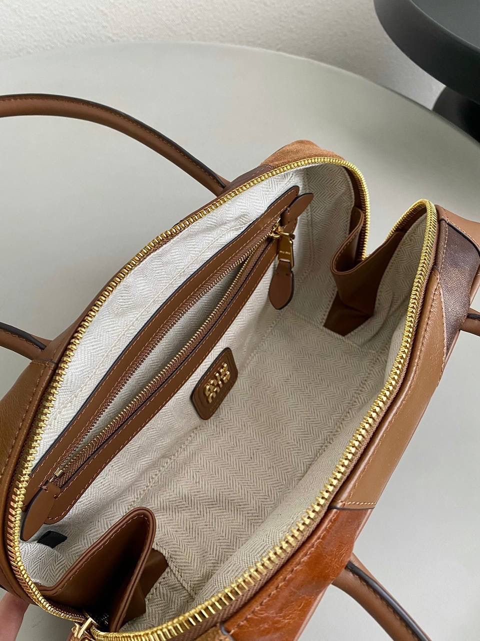 🈶拼接色 𝗠𝗶𝘂𝗠𝗶𝘂保龄球，大爆款 这只大火啊！超有腔调的一款 简约精致的设计真的好耐看 不同色系拼接有点流浪感又透着高级 色彩搭配温暖而富有层次 把美拉德复古风拿捏的很到位 整体造型非常慵懒有个性，保证了舒适性和实用性的同时还兼顾了美观性 时尚，非它莫属了！ 27×12×9cm #F0011m