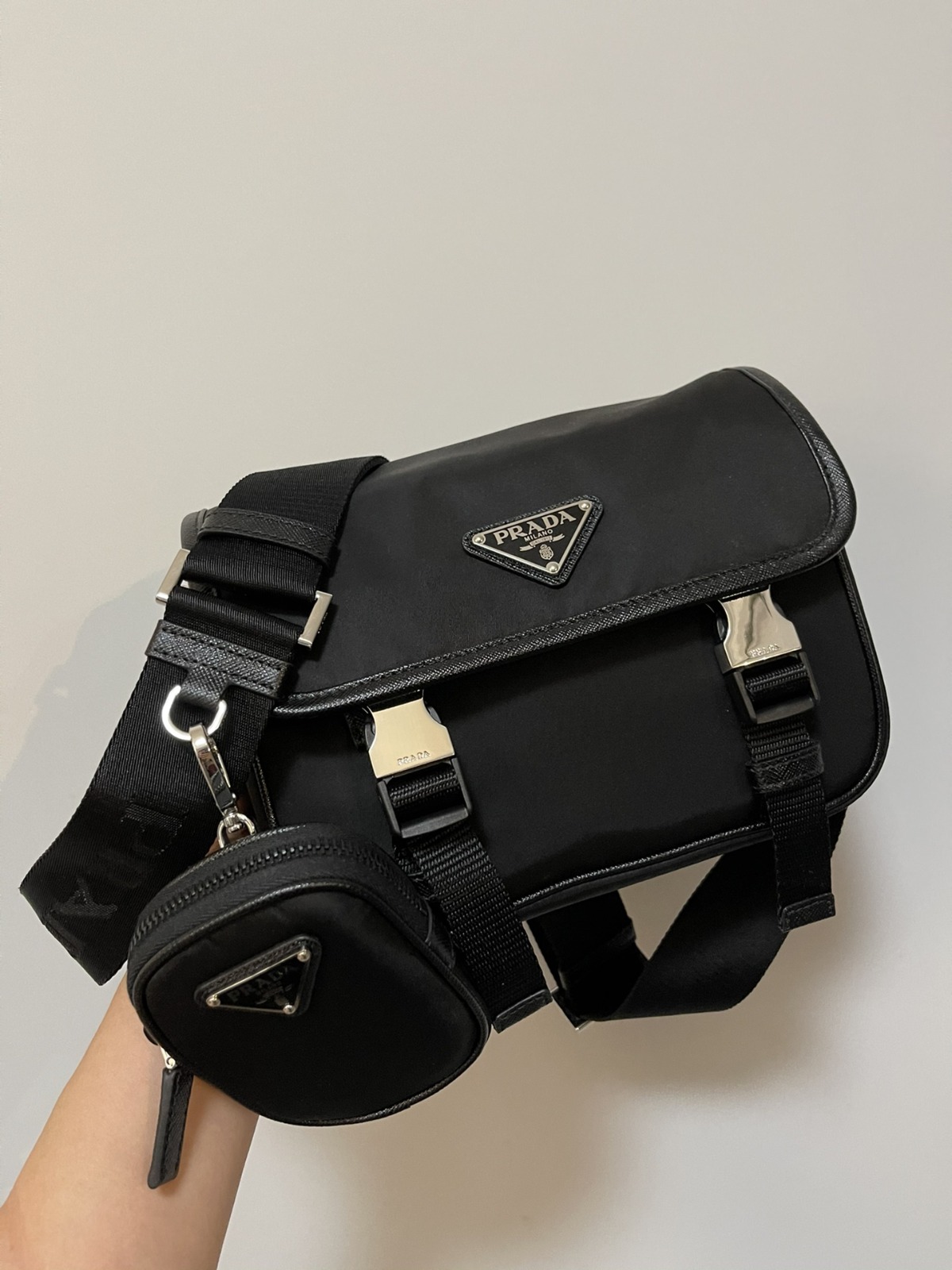PRADA Re-Nylon 及 Saffiano 皮革肩揹袋
