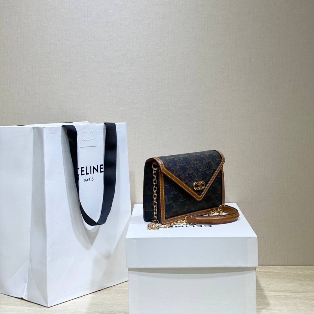 🔥大货实拍图 𝗖𝗘𝗟𝗜𝗡𝗘♥𝗠𝗔𝗜𝗟𝗟𝗢𝗡链条信封包 型号：10H422 尺寸：19.5*13*4cm