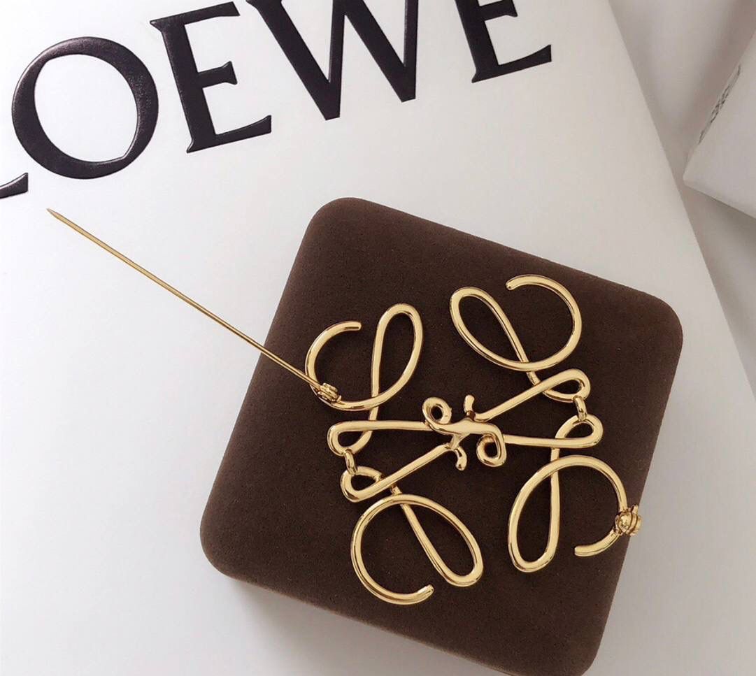 👑人气单品: LOE饰品胸针👑💏【金色/银色】 ❤️纯黄铜，真空电镀18K真金，纯德国进口设备铸造，精湛的手工艺，顶级还原。👌🏻 ❤️尺寸约5.1*4.7*0.15cm