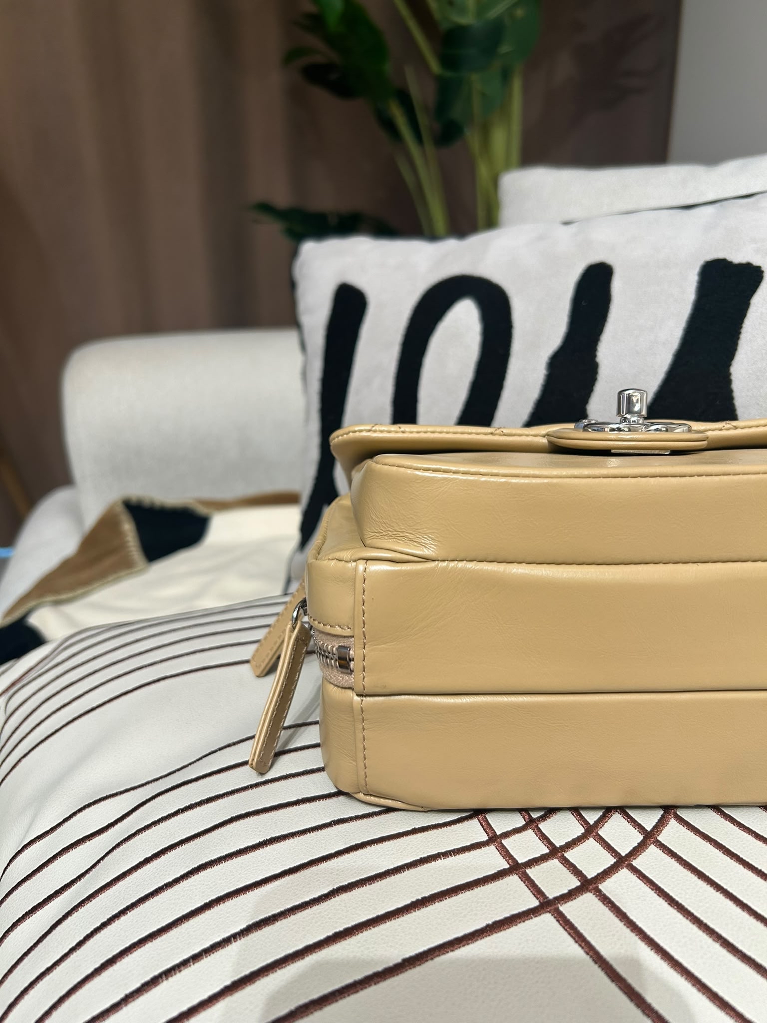 Chanel flap bag Shoulder Bag beige calfskin chain bag 100%Authentic,98%new ✅29card ✅box