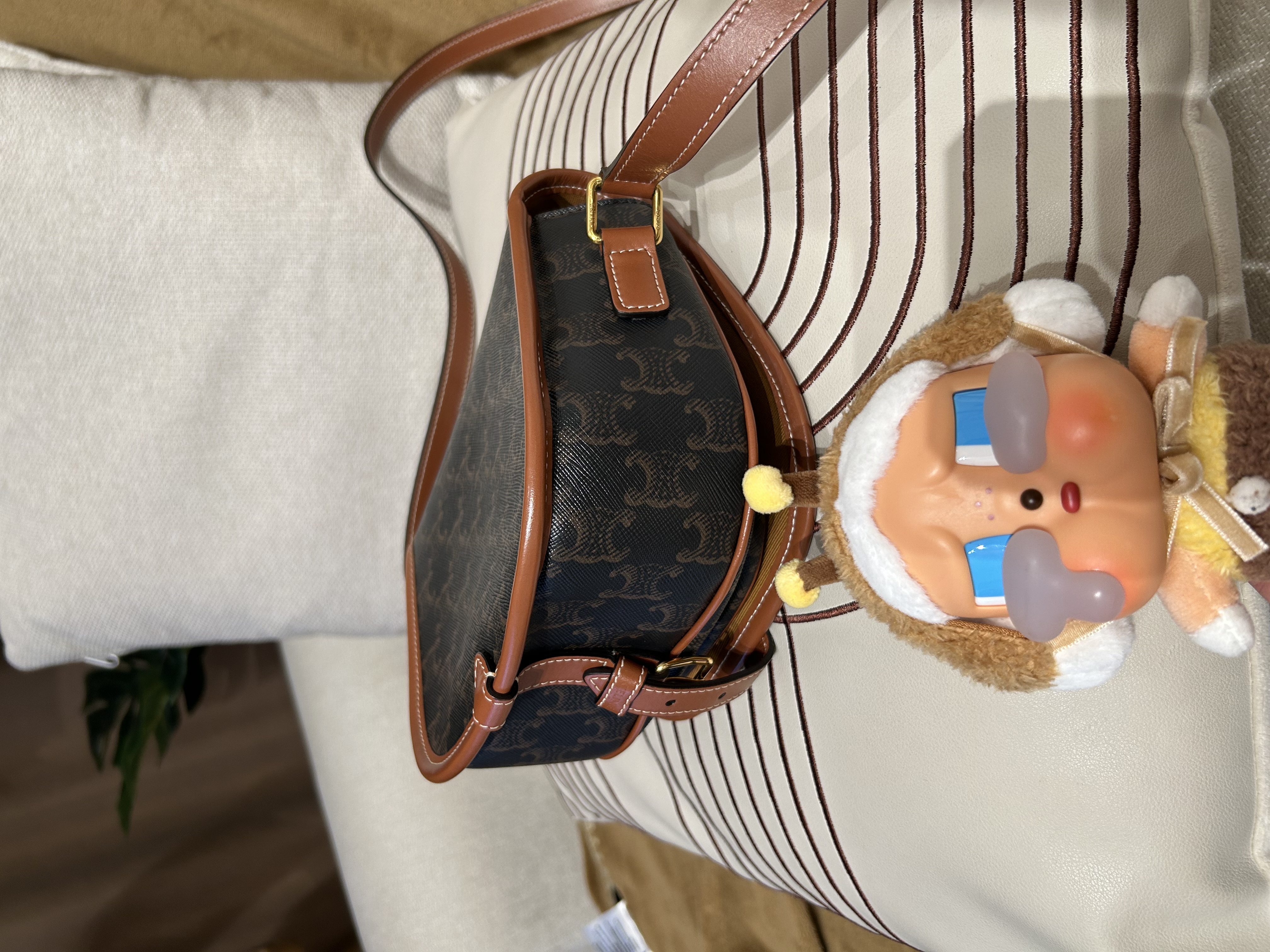 CELINE FOLCO medium Crossbody Bag 100%Authentic, 99%New✅收據✅dust bag