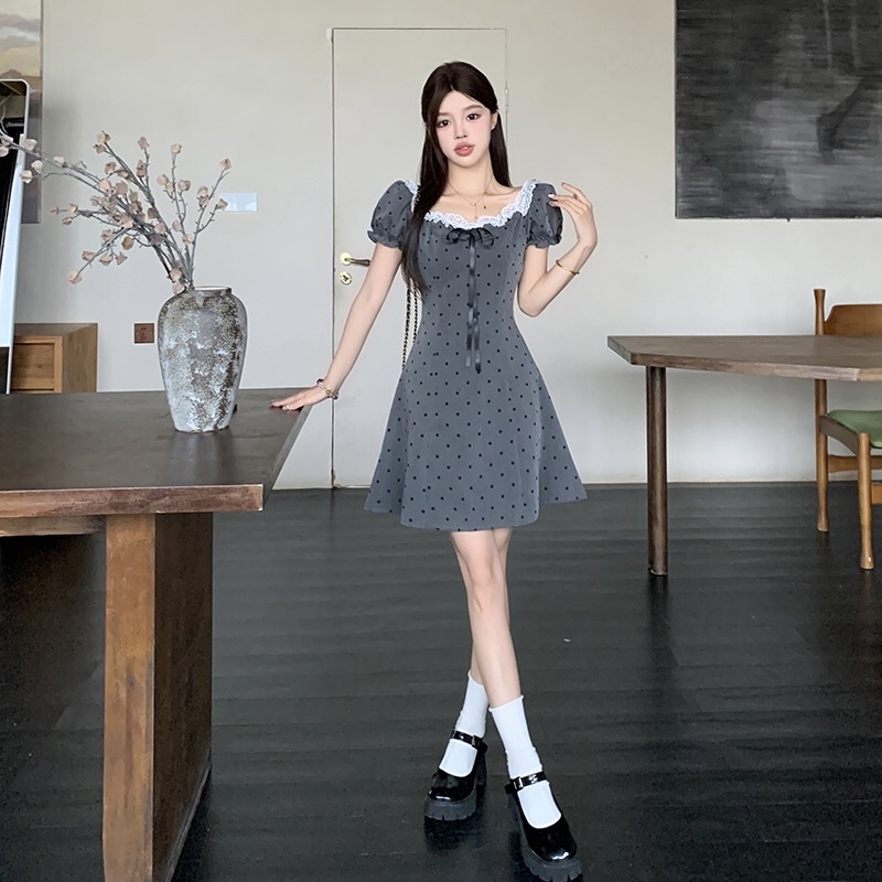 B91(011) MIU系千金风蕾丝花边领前部蝴蝶结系带植绒波点灰连身裙