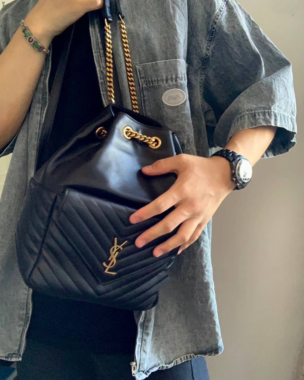 到货啦❗️ ys1 joe羊皮双肩包🖤 这只双肩绝对他们家这个品类的it bag 这个款出了好多年了 只有真的好看好背才能不被淘汰 羊皮的手感特别治愈，超级软乎 在链条肩带的双肩包里来说 这只是属于包身正好，容量巨大的类型 好实用呀，强推强推！！ 29×22×15cm672609m