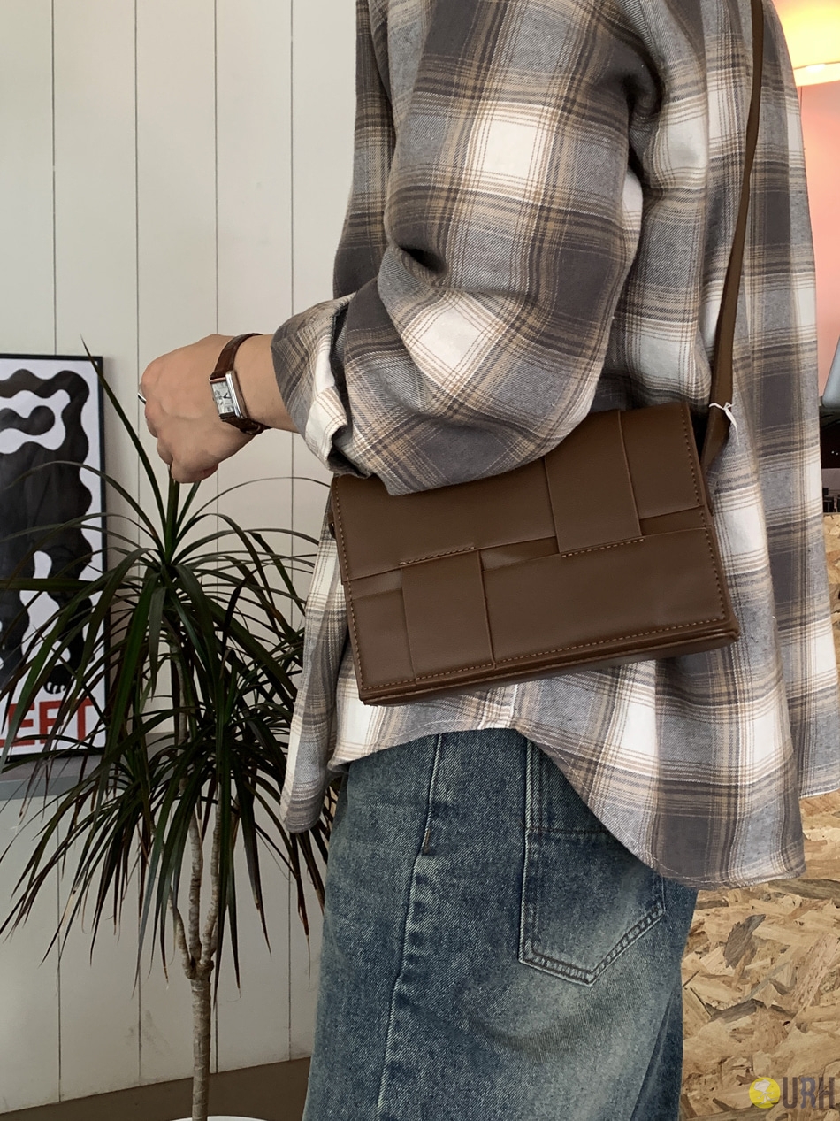 【100%保證韓國直送】簡約幾何編織感皮革方形側背小包 👜 [2 color] RL114839