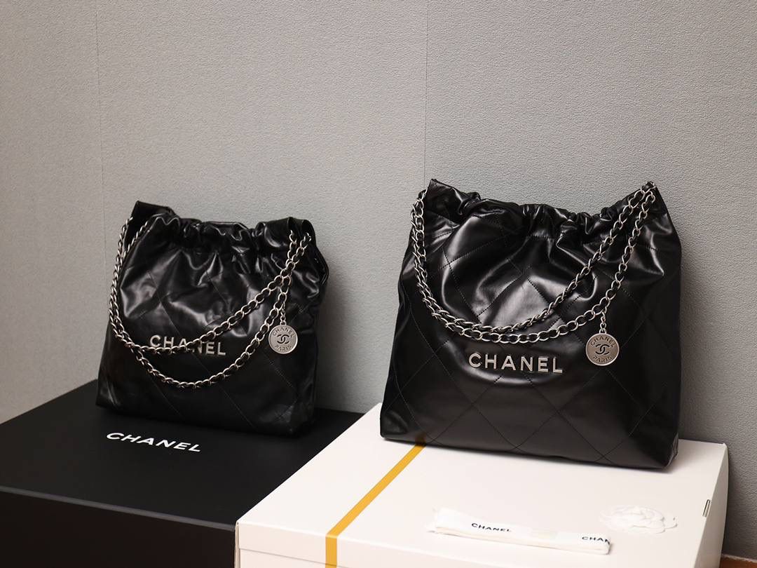 小香2022主打的爆款❤️‍🩹👜 22 bag已经火爆全网全球 我们简称“垃圾袋”，确实有点像垃圾袋 不过实用 我们只做渠道货 我们只做原厂皮独家渠道货 唯一对版的渠道货 22bag 黑色银字小号🤟🏻 小号：35 X 37 X 7cm 中号：39 X 42 X 8cm