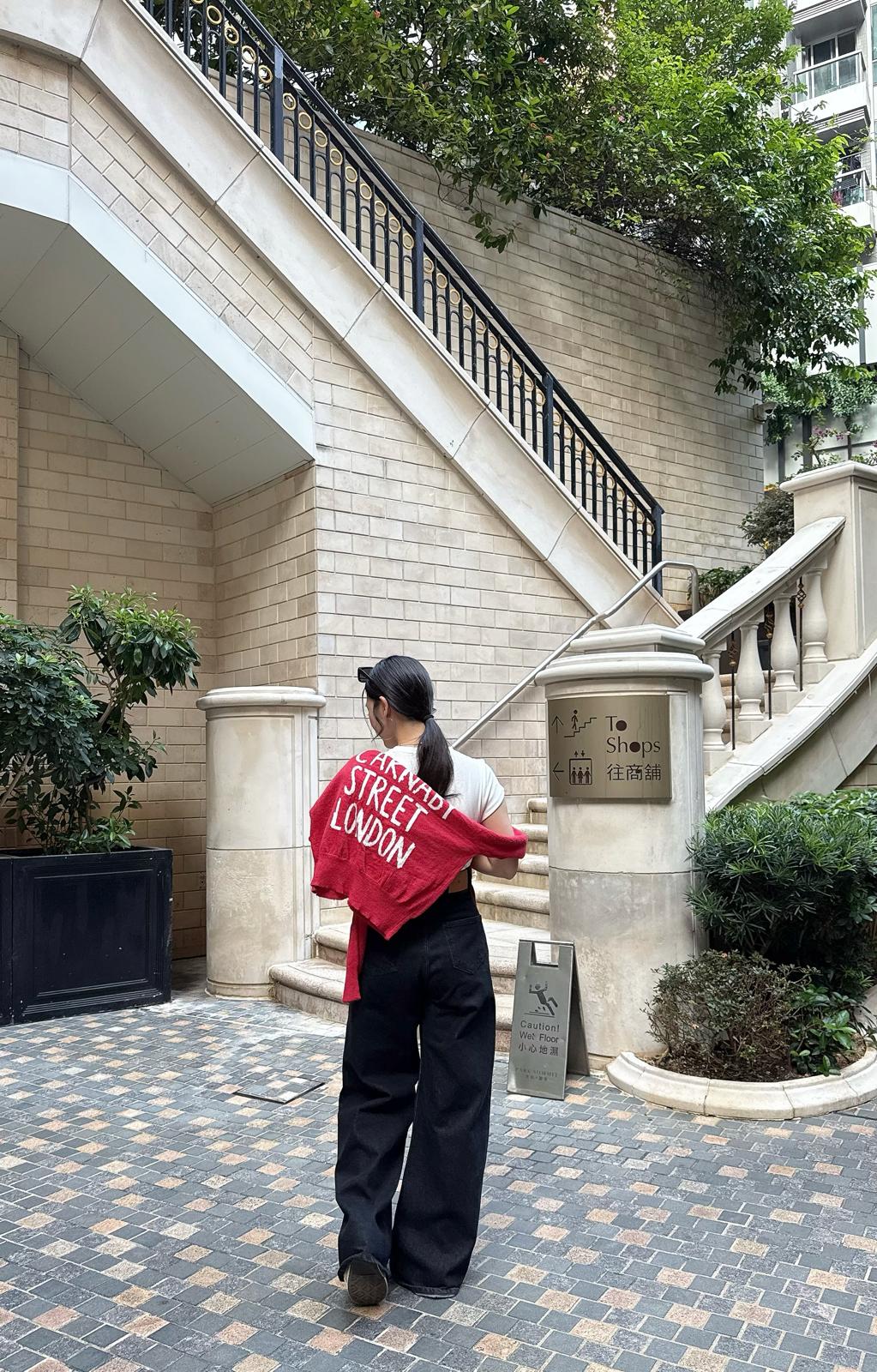 D07 後英文字冷外套
