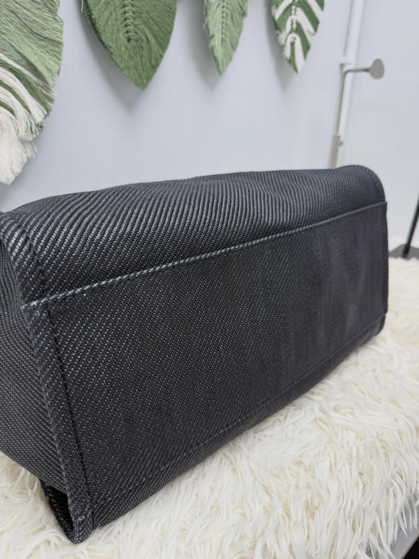 🤍PRE OWNED 黑色 tote 沙灘包 晶片款💚38*20*31cm#AOAOCAVECHANEL🫶🏻配件 -塵袋、30開保養卡、沒子袋🫶🏻💰價錢 - $1598099%new#收袋王喜歡的話快點pm/whatsapp 我們💓銷售熱線51111 321（whatsapp)我們服務包括有：手袋飾物回收、手袋置換(一換一、一換多也可以） 、專業手袋鑑證、專業手袋護理購買方法🏢親臨門市 荃灣南豐中心15樓1521室（荃灣地鐵站a出口1分鐘到）敬請預約❤️只賣正品正貨，任驗💓🫰🏻❤️‍🔥本店為香港註冊公司絕對真貨，信心保證👍🏻🫰🏻本店設有鑑證服務，有駐場鑑證師✨歡迎追蹤我哋各個平台緊貼最新優惠x貨品🔥😍👇🏻👇🏻👇🏻👇🏻👇🏻👇🏻👇🏻👇🏻⭐️Instagram: aoaocave🌈Facebook: aoaocave收袋王🔥Carousell: acluxuryhk👆🏻👆🏻👆🏻👆🏻👆🏻👆🏻👆🏻👆🏻___________________________Disclaimer🫰🏻All trademarks and copyrights are reserved to the original brand holders. @AOAOCAVE sells only authentic goods and is not affiliated with any of the brands mentioned.@AOAOCAVE 跟任何品牌無關，而且沒有持有任何品牌資版權，亦沒有與任何品牌合作。所有商標及版權歸屬於品牌坊所有，帖子只作分享用途。#aoaocave #手袋回收 #名牌買賣