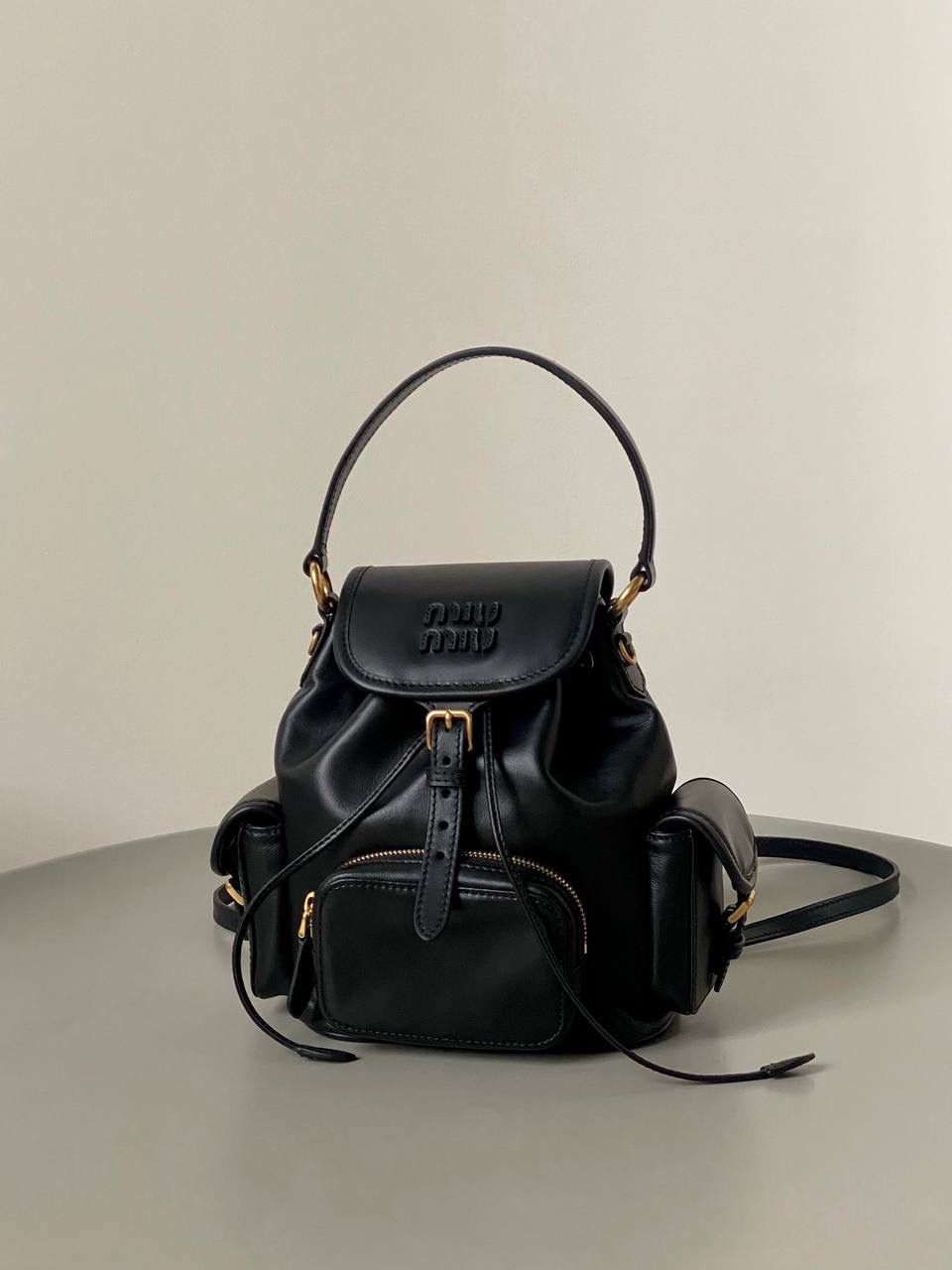 🈶黑色小号 𝐌𝐢𝐮𝐌𝐢𝐮 双肩包·牛皮 万众期待的全皮款双肩包！ 它终于出来了，天天被催爆🤪 只有真的好看好背才能一直被惦记 全皮很有质感，手感超级软乎 自重很轻！容量也足够日常 再挂上可可爱爱的挂件呼呼～ 太好看了！！可以闭眼入 18×22×11.5cm #F0060m