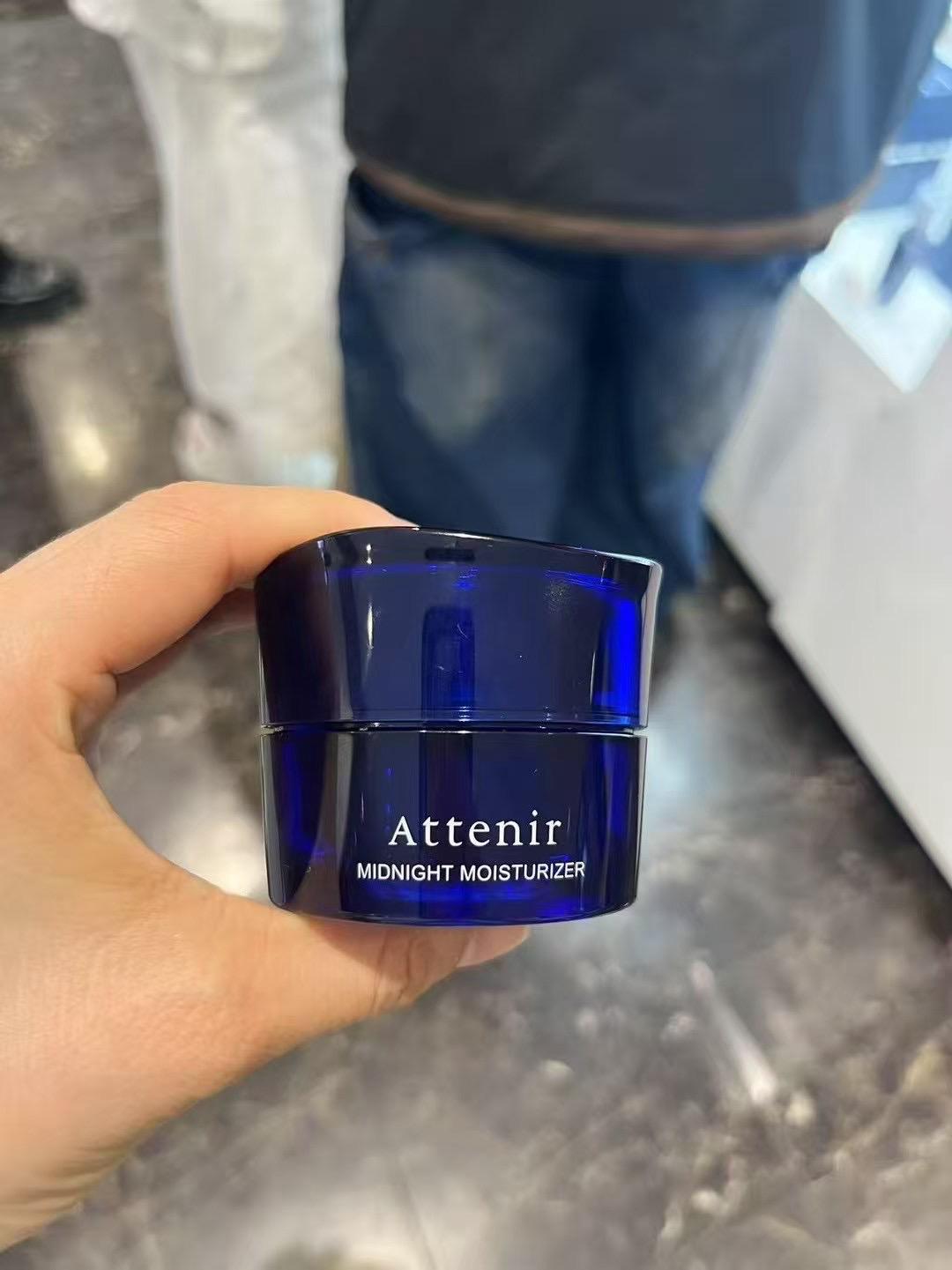 日本本土🇯🇵好物 Attenir 晚安面膜 一罐面膜三用！免洗很好用！ 1⃣️可以當睡眠面膜 2⃣️急救面膜 3⃣️也可以當做面霜 日本調研顯示：100位空姐使用兩周後平均減齡9.8歲（皮膚年齡）。空姐睡眠不規律，工作環境機艙內乾燥。 用完後可買補充裝更換 滋潤肌膚、淡化因乾燥引起的細紋、預防色斑、抑制發炎。