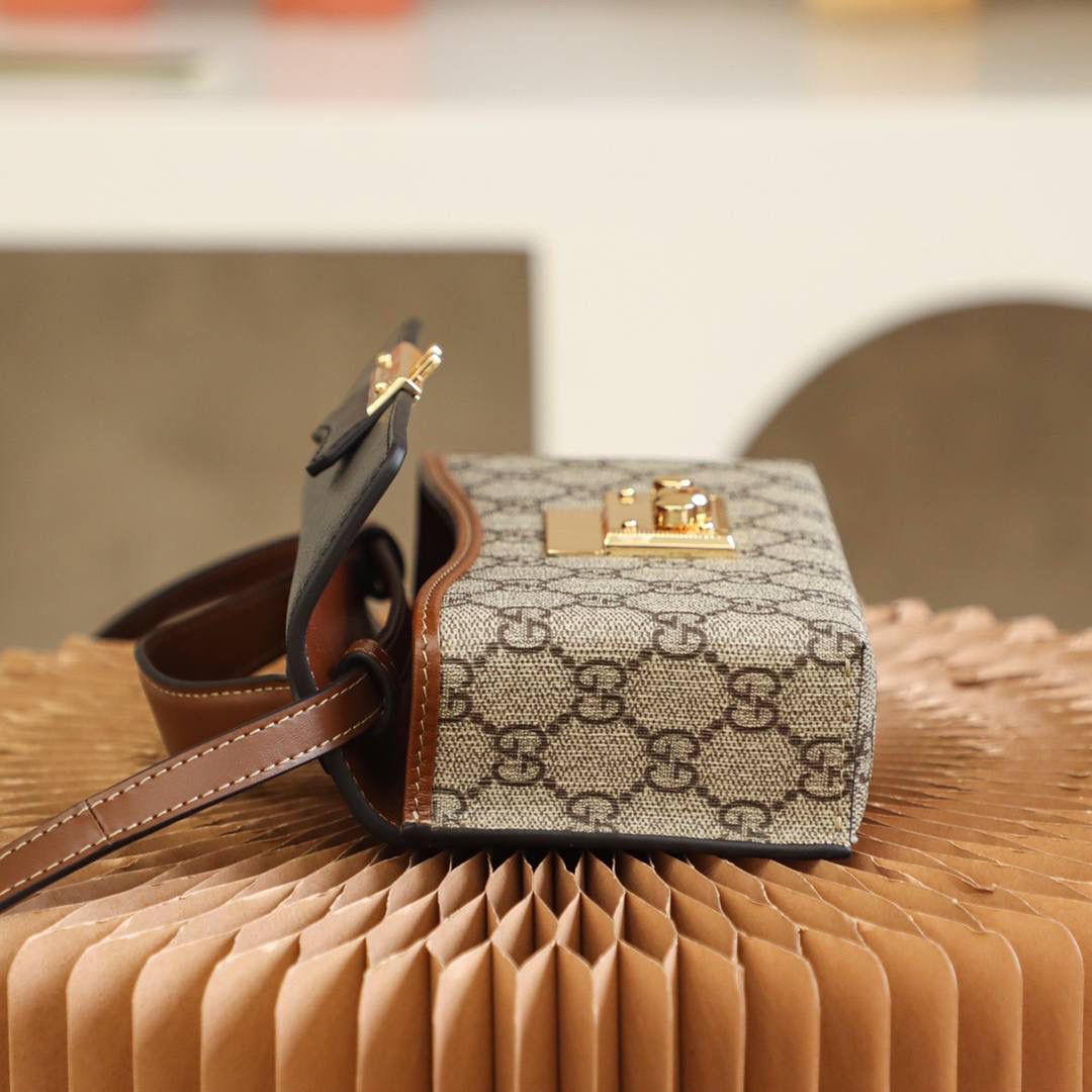 𝙥𝙖𝙙𝙡𝙤𝙘𝙠系列新成员 正品皮#652683# ✔尺寸：18*10*5cm 经典之王，𝙥𝙖𝙙𝙡𝙤𝙘𝙠新成员，经典标志性的小锁扣作为主打，保留了原样貌的设计，但；与以往的padlock设计不太一样，迷你的包身，增加了更多的可爱元素，包身非常轻巧，且不是定型的包身，看着更时髦的味道，可背，可手提，背带也可以拆卸，更加人性化的设计，这一届的设计师真的太懂女人啦！🤩🤩