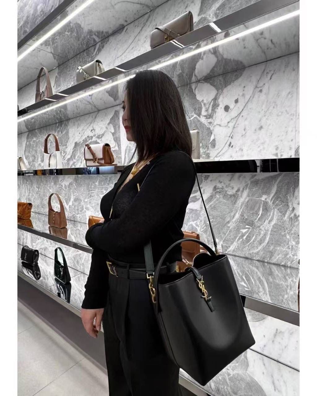 现货啦❗️ ys1 le37 手提水桶包中号🕋 喜欢背水桶包的姐妹不要错过这只 整个包身用的是光面的小牛皮 怎么背都不变形，质感持续保持 风格依旧是他们家简单又自带酷飒的设计 水桶包最好的一点就是容量巨大！ 没有tote那么大，却可以装下整个宇宙 🉑手提🉑斜挎，怎么搭都行～ 老规矩还是zp开发 这次的皮料拿到的可以说是相似度最高的一次！ 你们自己看对比图，像到我都分辨不出谁是谁 你们闭着眼睛冲，品质就交给我们哈！ 迷你：15x13x6cm 小号：20x17x13cm 中号：25×20×16cm742828m