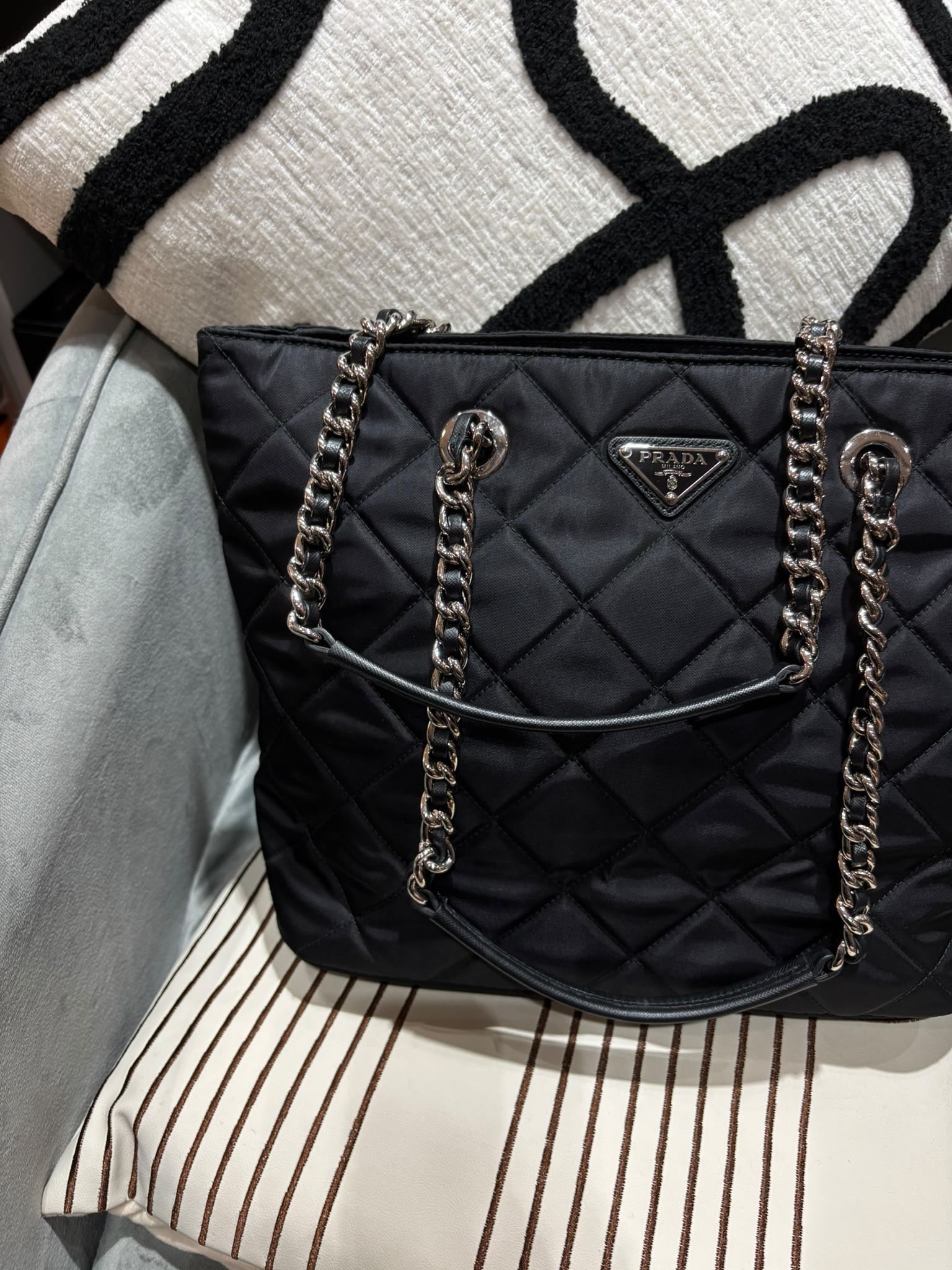 Prada nylon zip shoulder bag 拉鍊tote bag 100%Authentic ,98%new✅dust bag
