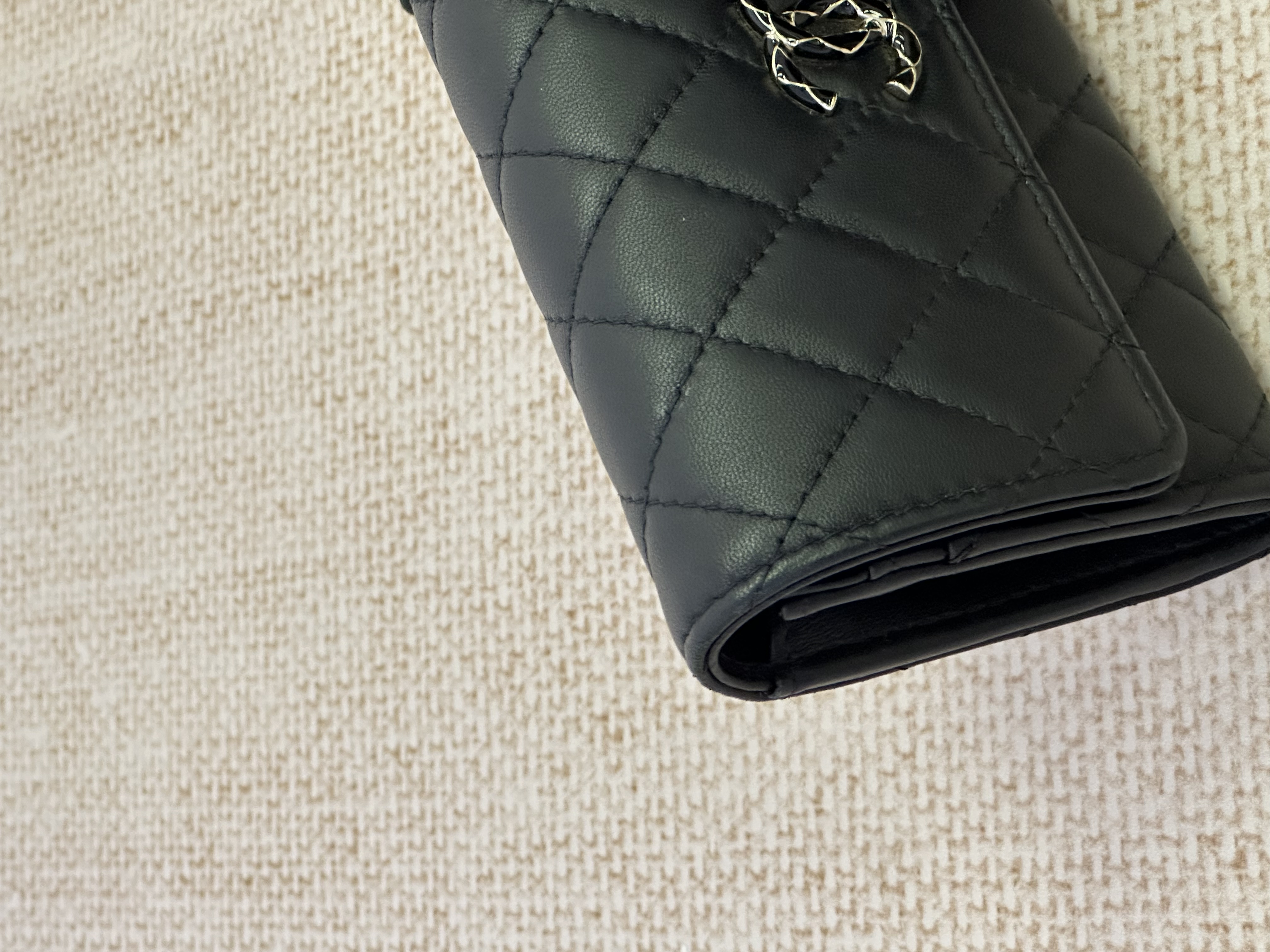 Pre owned Chanel black quilted flap wallet / Product Code: 26031024