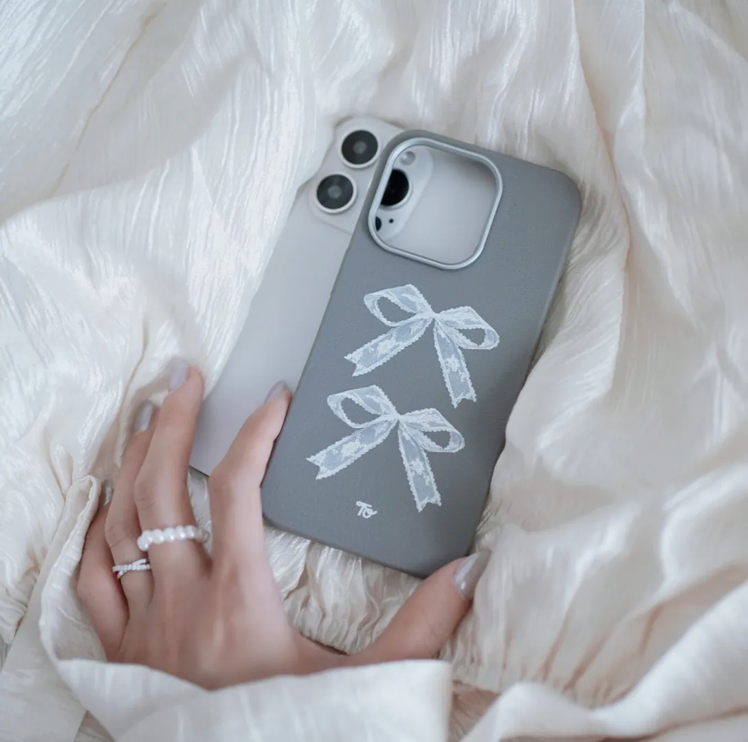 【雙白蕾絲蝴蝶結XPU皮革*灰*】iPhone Case