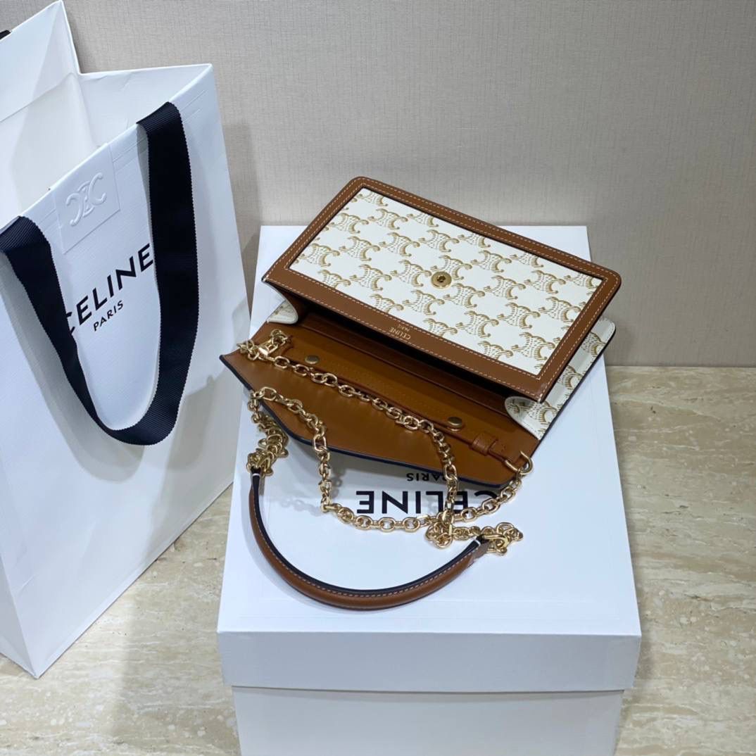 🔥大货实拍图 𝗖𝗘𝗟𝗜𝗡𝗘♥𝗠𝗔𝗜𝗟𝗟𝗢𝗡链条信封包 型号：10H422 尺寸：19.5*13*4cm 白色老花+棕边秋冬背都很好搭～重点是外层帆布，里层牛皮，很耐造！喜欢😍