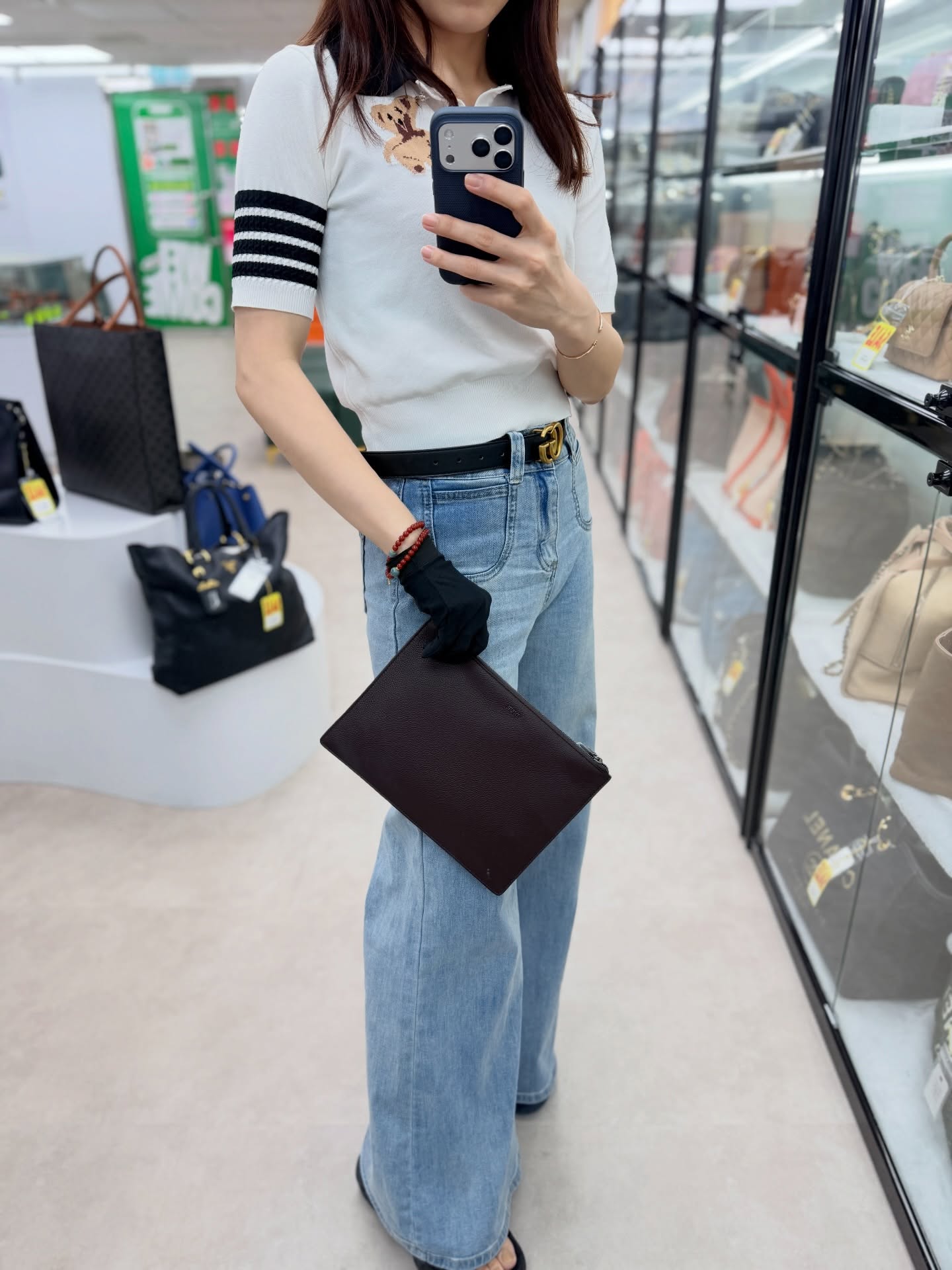 Dior🌟紫色牛皮 公文包 手拿包💜  27*0.5*19cm  內裡有放卡片位置❣️  #AOAOCAVEDIOR🫶🏻  配件 - 塵袋🫶🏻 💰價錢 - $2680 NEW  #收袋王  喜歡的話快點pm我們💓 銷售熱線51111 321  我們服務包括有：手袋飾物回收、手袋置換(一換一、一換多也可以） 、專業手袋鑑證、專業手袋護理  購買方法 🏢親臨門市 荃灣南豐中心15樓1521室（荃灣地鐵站a出口1分鐘到）敬請預約 ❤️只賣正品正貨，任驗💓🫰🏻 ❤️‍🔥本店為香港註冊公司絕對真貨，信心保證👍🏻 🫰🏻本店設有鑑證服務，有駐場鑑證師  ✨歡迎追蹤我哋各個平台緊貼最新優惠x貨品🔥😍 👇🏻👇🏻👇🏻👇🏻👇🏻👇🏻👇🏻👇🏻  ⭐️Instagram: aoaocave  🌈Facebook: aoaocave收袋王  🔥Carousell: acluxuryhk  👆🏻👆🏻👆🏻👆🏻👆🏻👆🏻👆🏻👆🏻  ___________________________  Disclaimer🫰🏻All trademarks and copyrights are reserved to the original brand holders. @AOAOCAVE sells only authentic goods and is not affiliated with any of the brands mentioned.  @AOAOCAVE 跟任何品牌無關，而且沒有持有任何品牌資版權，亦沒有與任何品牌合作。所有商標及版權歸屬於品牌坊所有，帖子只作分享用途。  #aoaocave #acluxuryhk #手袋回收 二手名牌手袋 名牌買賣 女名牌名牌手袋名牌代購中古名牌二手名牌手袋