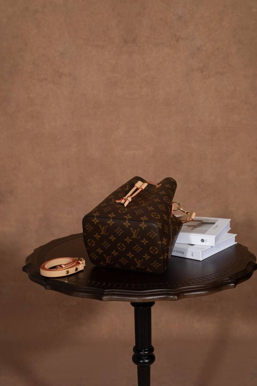 LV水桶包 BB🎀 这款 小水桶 NÉONOÉ BB 真的很吸睛，一看就会心动 😍✨ 📏 尺寸 20 × 20 × 13cm 小巧可爱 🥰，但容量 surprisingly OK～ 手机、钱包、钥匙、口红通通放得下， 出门完全没压力 💄📱