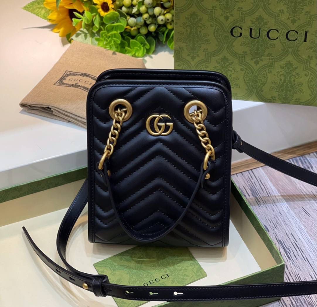 🔥𝐌𝐚𝐫𝐦𝐨𝐧𝐭 迷你托特# ▫️型号：696123 ▫️尺寸 19*16*6cm 经典款中很火很火的有木有，皮革全新升级。原厂牛皮➕顶级五金❗️经典双G设计，最好卖的款，简单的手拎斜挎设计，立体绣花让整个包活跃了起来，手拎带与斜挎肩带都🉑️拆卸，包身挺阔 容量非常充裕！