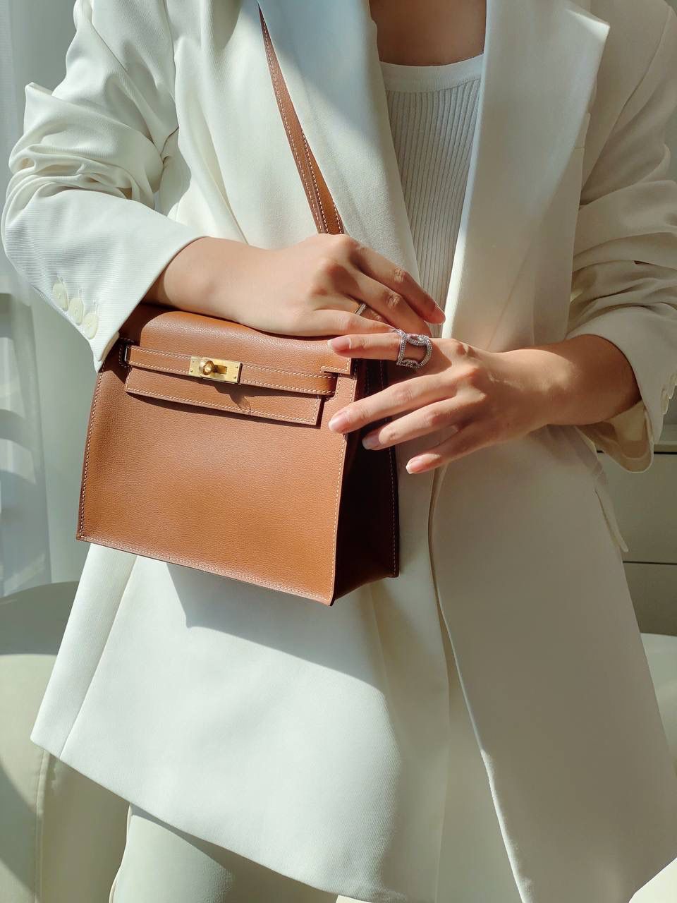 『金棕色·金』 ‘’Kᴇʟʟʏ ᴅᴀɴsᴇ • Evercolor 🎀 时尚圈就是一个圆！ 最厉害的就是六种背法： 斜背、侧背、肩背、腰包、背包、手包 集美们一定要安排起来‼️ 22Cm