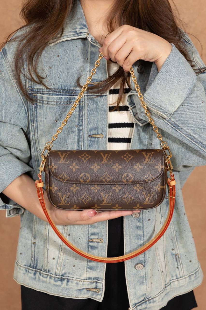 𝐖𝐀𝐋𝐋𝐄𝐓 𝐎𝐍 𝐂𝐇𝐀𝐈𝐍 𝐈𝐕𝐘😍 ▪️【上身图 供参考▪️】背上这款包包，瞬间化身精致的时髦精。它的设计造型时尚百搭，随意搭配都是颜值天花板🥹💕 双链条设计可单肩可斜挎✅