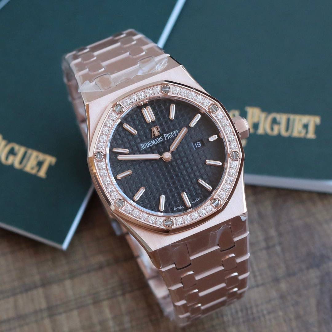 🚀原单AUDEMARS PIGUET爱彼 皇家橡树系列67女士石英腕表 独家原版拆解开模 所有配件均可原版互换使用，搭载原装瑞士F04111石英机芯。走时精准！全程CNC打磨，多次校对调整版型，棱角分明。表壳直径33MM,多边形状表圈与表壳精密相合，表圈以六边形螺丝栓固定在表壳上（圈口镶嵌精美施华洛世奇钻，璀璨夺目）表带链节精致规整，链节经过上百次细致的打磨处理，呈现出完美的纹理。折叠式表扣开合简单，佩戴方便。腕表表耳处呈弯折状，可以保证腕表与腕部更加贴合。表盘镌刻“Grande Tapisserie”大方格纹装饰，搭配荧光立体时标和皇家橡树指针，宽大的指针和时标让读时简单清晰。三点位置日期显示窗口，以阿拉伯数字显示。腕表为密闭表底，表底上镌刻皇家橡树系列的英文名称“Royal Oak”字样✨🔥