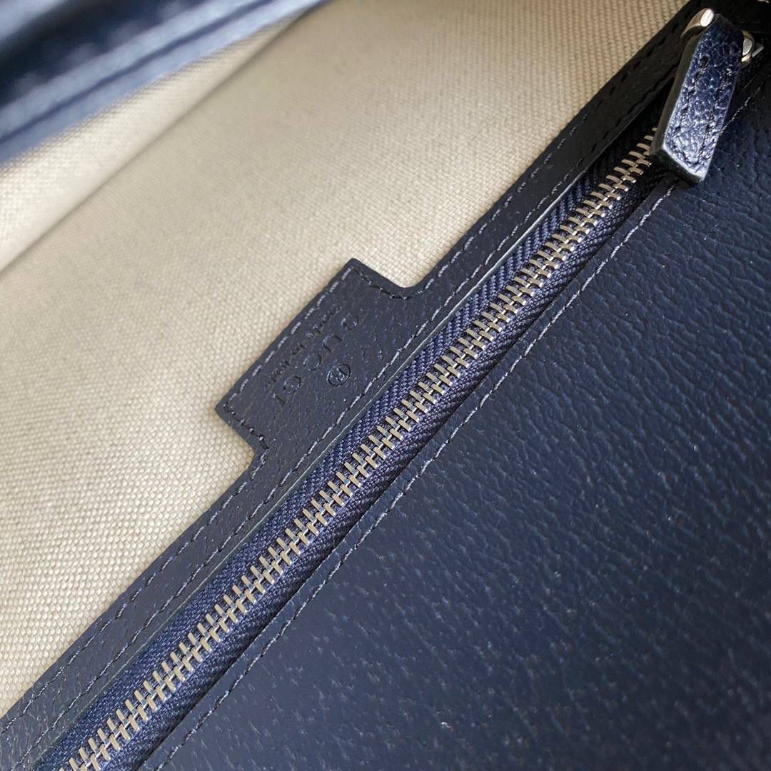 👜G651055:尺寸：25x17.5x7cm，GG Supreme帆布推出了经典隽永的蓝色和米色组合，传承材质的历史渊源。这款小号Ophidia手提包采用经典配色，老花确实很好看很百搭～