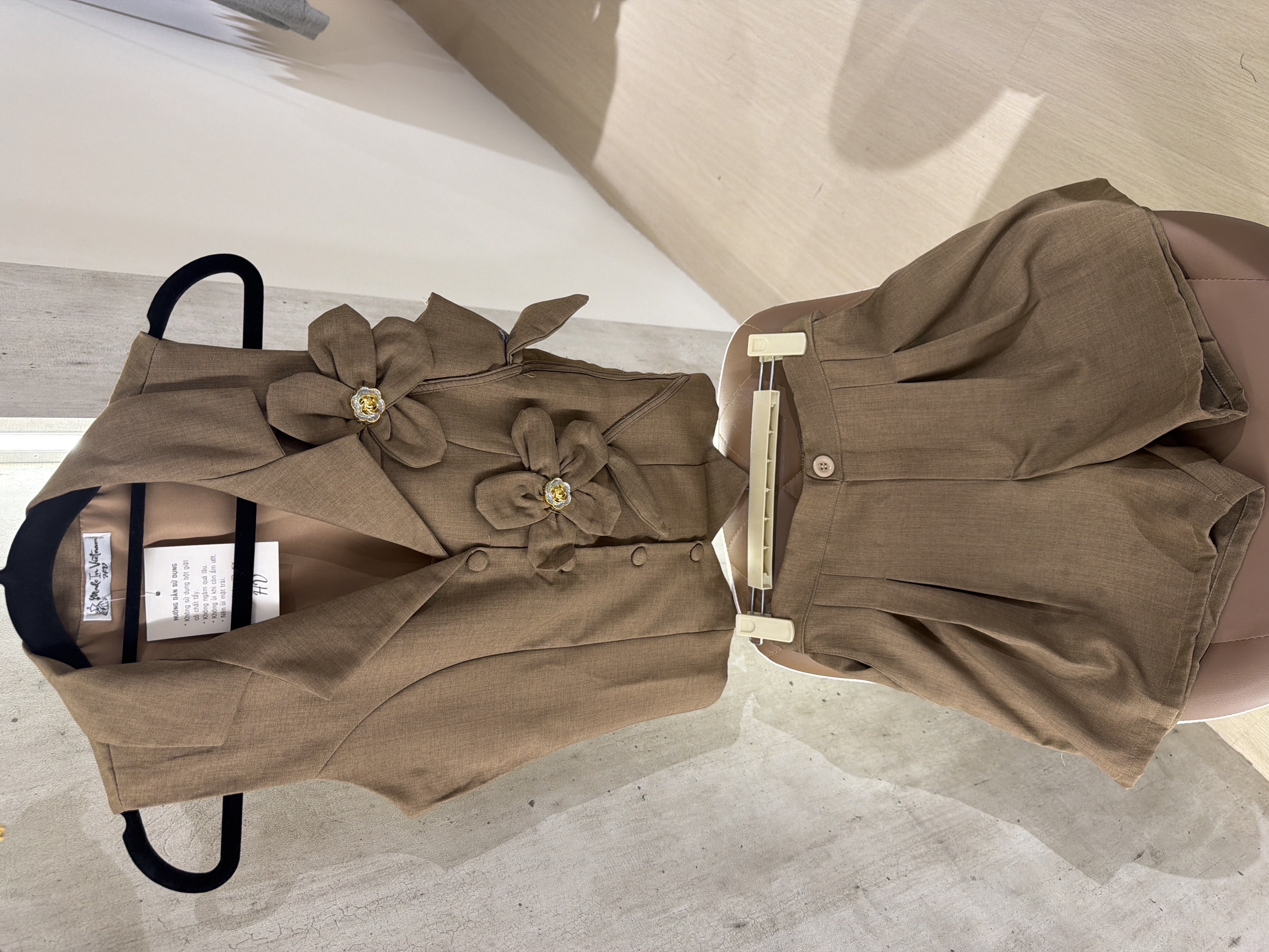 花卉裝飾西装上衣和短褲套裝