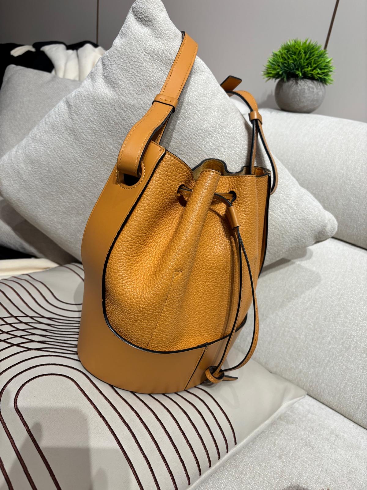 Loewe balloon bag Calfskin 100%Authentic ,95%new✅dust bag 