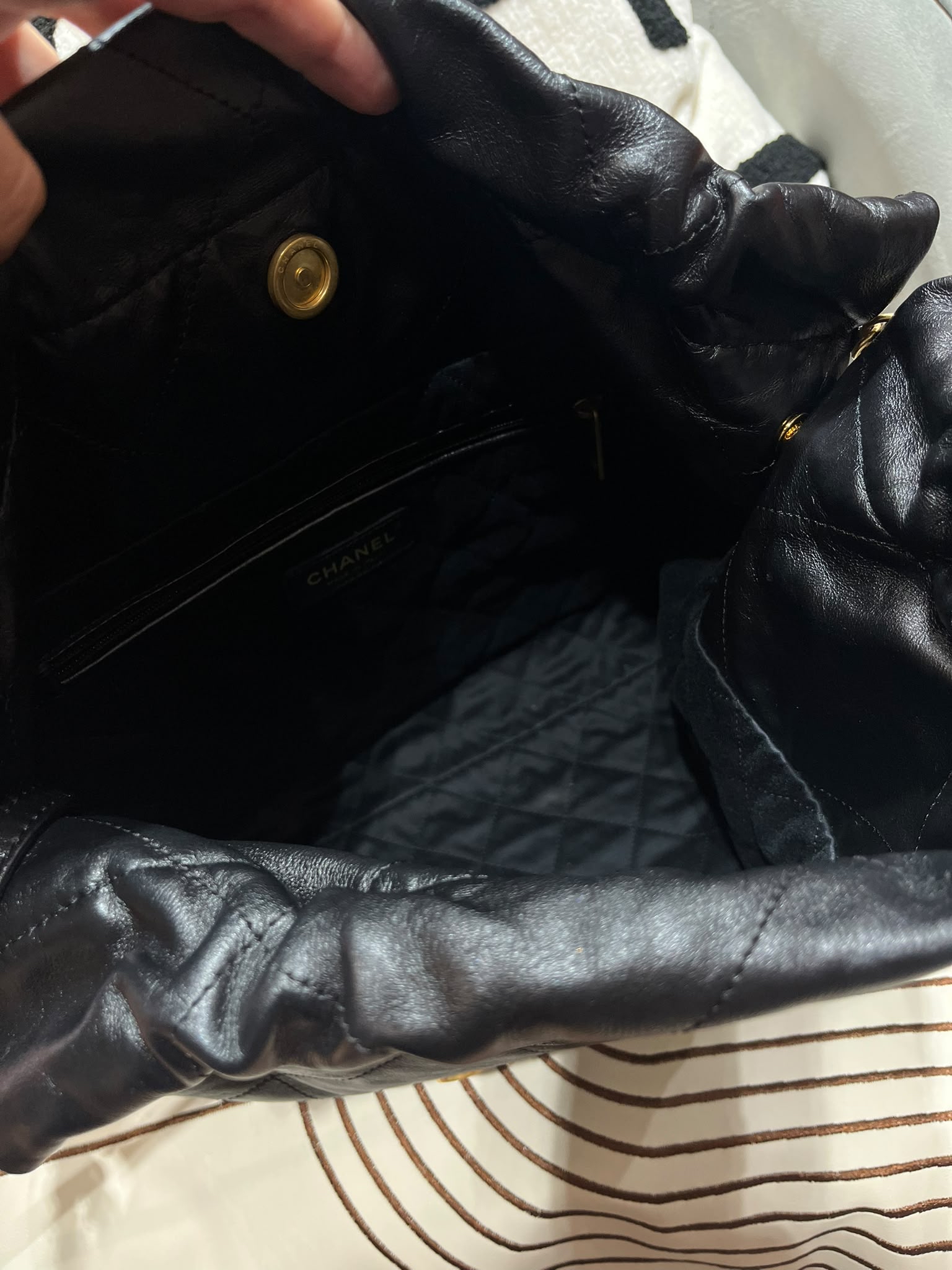 Chanel 22 Small AS3260 黑色牛皮，金鏈100%Authentic, 98%New ✅晶片✅Dust bag✅Pouch