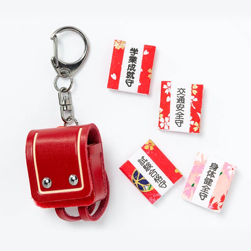【日本白崎八幡宮】【日本書包形狀的迷你護身符(紅色) + 一個書本形狀的護身符】 
