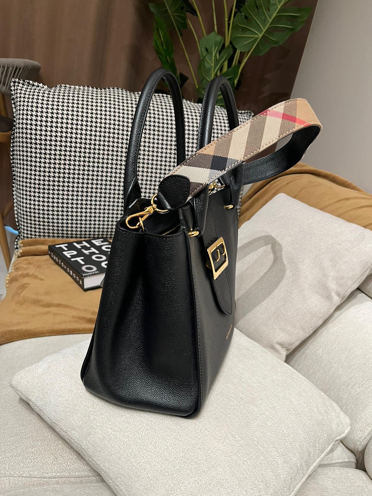 Burberry medium buckle tote bag  100%Authentic ,98%new✅塵袋