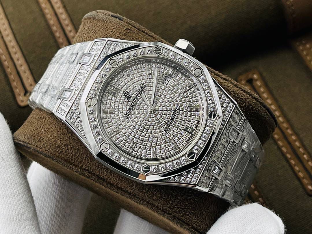 市场V4最高版本 爱.彼皇家橡树15400满天星系列腕表！🔥💯 1⃣️搭载进口9015机芯机械改装Cal.3120机芯，走时精准！ 2⃣️直径41MM！厚度9.8MM！ 3⃣️全表采用高亮度钻镶嵌，技艺精湛，不掉钻！ 4⃣️采用圈口可拆卸结构，市场大部分版本圈口不能拆卸！ 5⃣️316L全钢精磨工艺，质感更好！ 6⃣️全钻表盘，搭载高端指针！