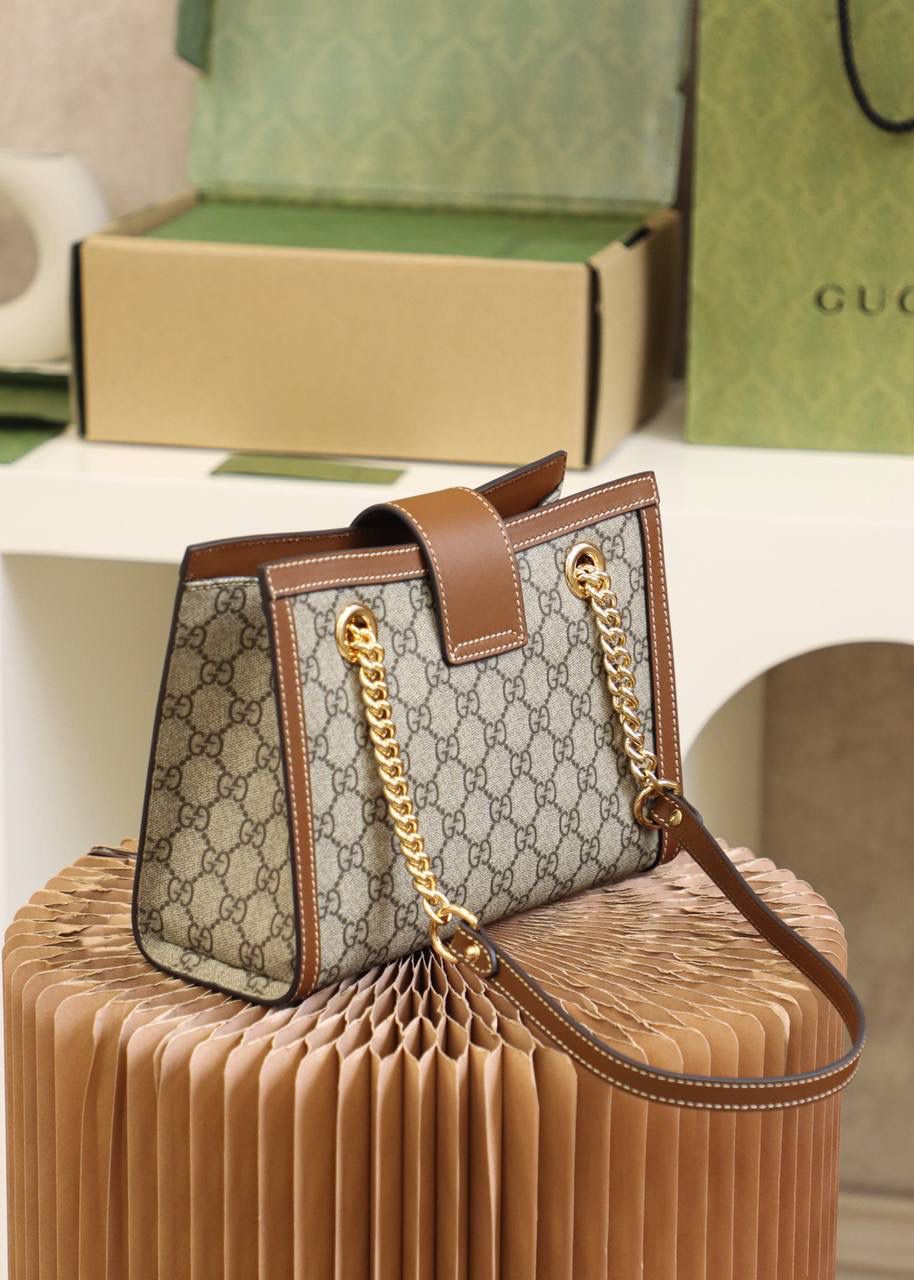 🔺𝐏𝐚𝐝𝐥𝐨𝐜𝐤系列小号 原厂皮#498156#🔻 ☑️尺寸小号：26*18*10𝐜𝐦 中号：35*23.5*14cm 𝙋𝙖𝙙𝙡𝙤𝙘𝙠系列是𝙂𝙂家族里的王牌产品 非常王炸的一个系列🌟 被众多博主已经明星不断的种草推荐 配有钥匙扣金属和购物袋🛍️的造型设计， 搭配经典的味道，呈现出一种高级的美， 小号尺寸更加适合喜欢日常通勤风以及休闲风的人， 通勤和休闲皆可，百搭显气质！