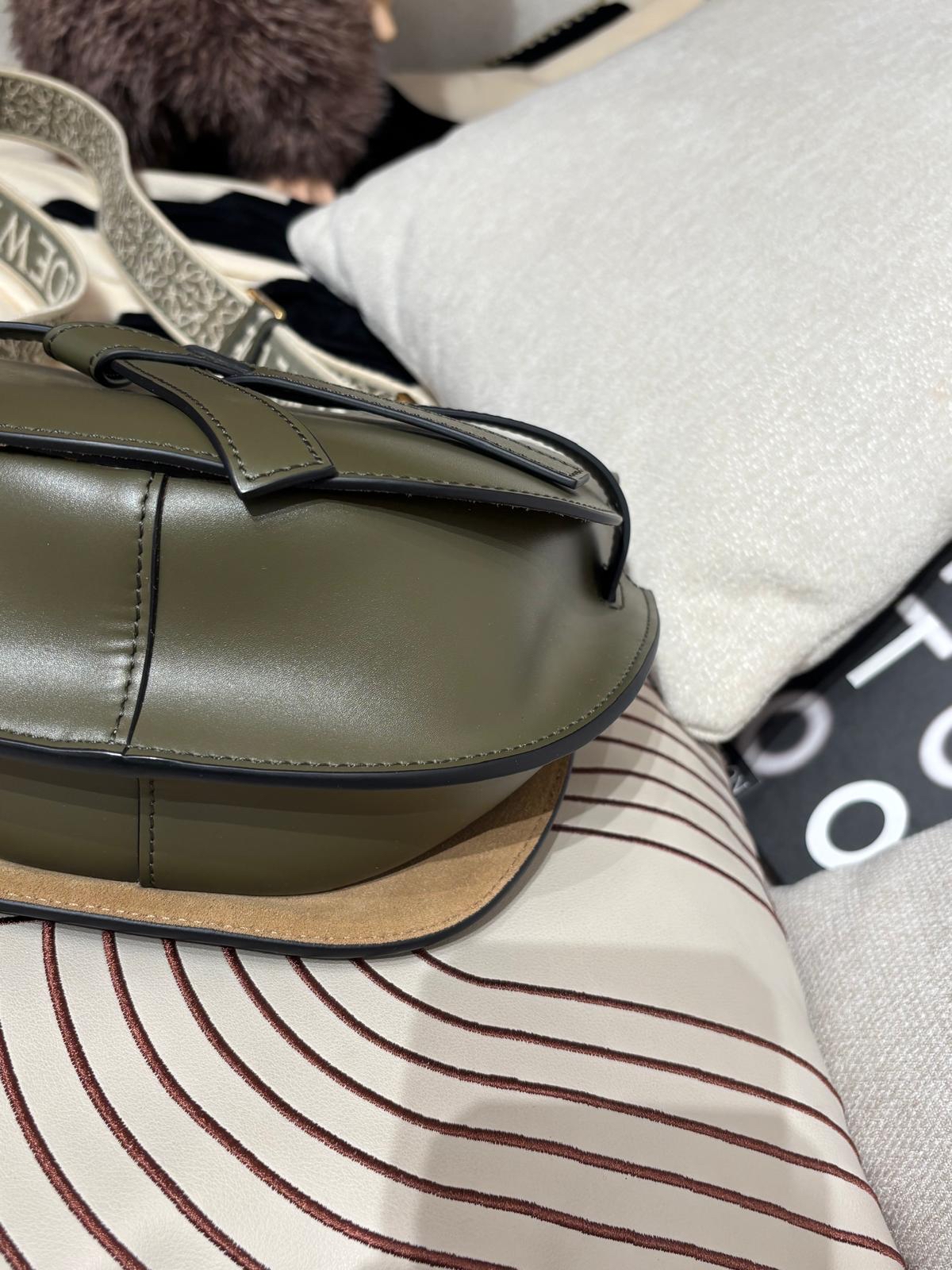 Loewe gate small calfskin ,100%Authentic ,98%new ✅dust bag✅booklet  📣專門店原價HKD22,450📣  尺寸W25 x 19 x11.5cm 