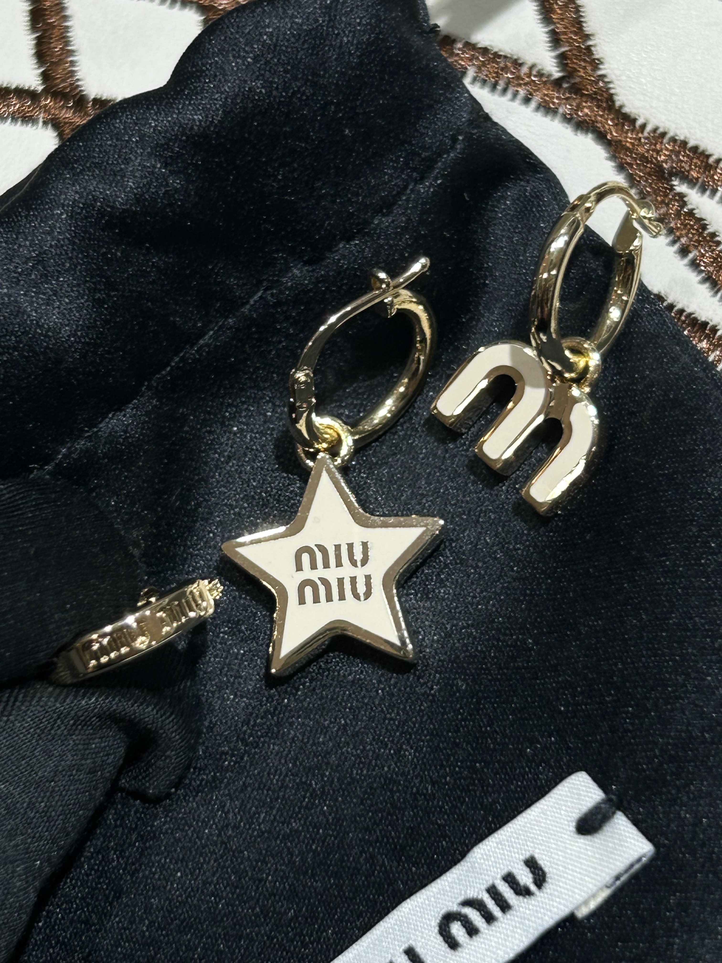 Miu Miu Earrings 100%Authentic,100%new. 全新一套三件 ☑️專門店收據☑️塵袋☑️盒📣專門店售價HKD$4100📣