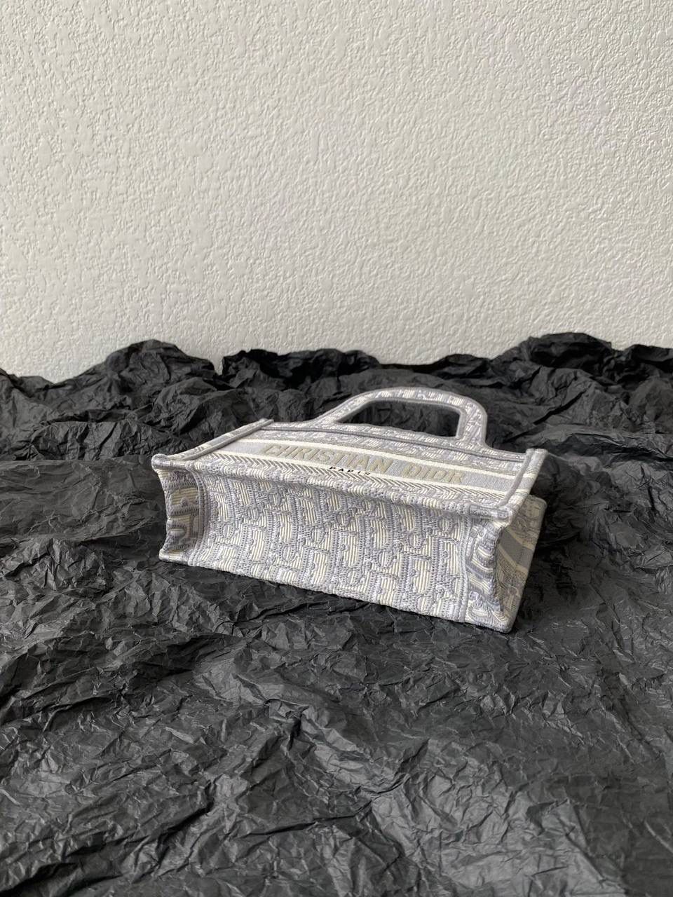 🈶老花灰，迷你 𝗗𝗜𝗢𝗥 𝗕𝗼𝗼𝗸 𝘁𝗼𝘁𝗲 𝗺𝗶𝗻𝗶手袋" 真的是太太太可爱了吧！！ 凹造型分分钟出大片的既视感 小包当道，推荐❗ 23×17×11cm