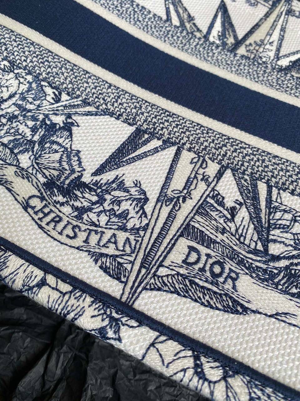 🈶蓝色中号 𝗖𝗗 𝗕𝗼𝗼𝗸 𝗧𝗼𝘁𝗲 23圣诞限定🎄 今年的无限梦境主题也太戳了！ 如星光璀璨，如宇宙般浩瀚 中间的星星宛如从海中诞生的维纳斯🌟🌟 太有视觉冲击力了，神秘而梦幻 像我们每个人都是星辰～ 浪漫到极致，这系列很难不买啊 36×27×16cm