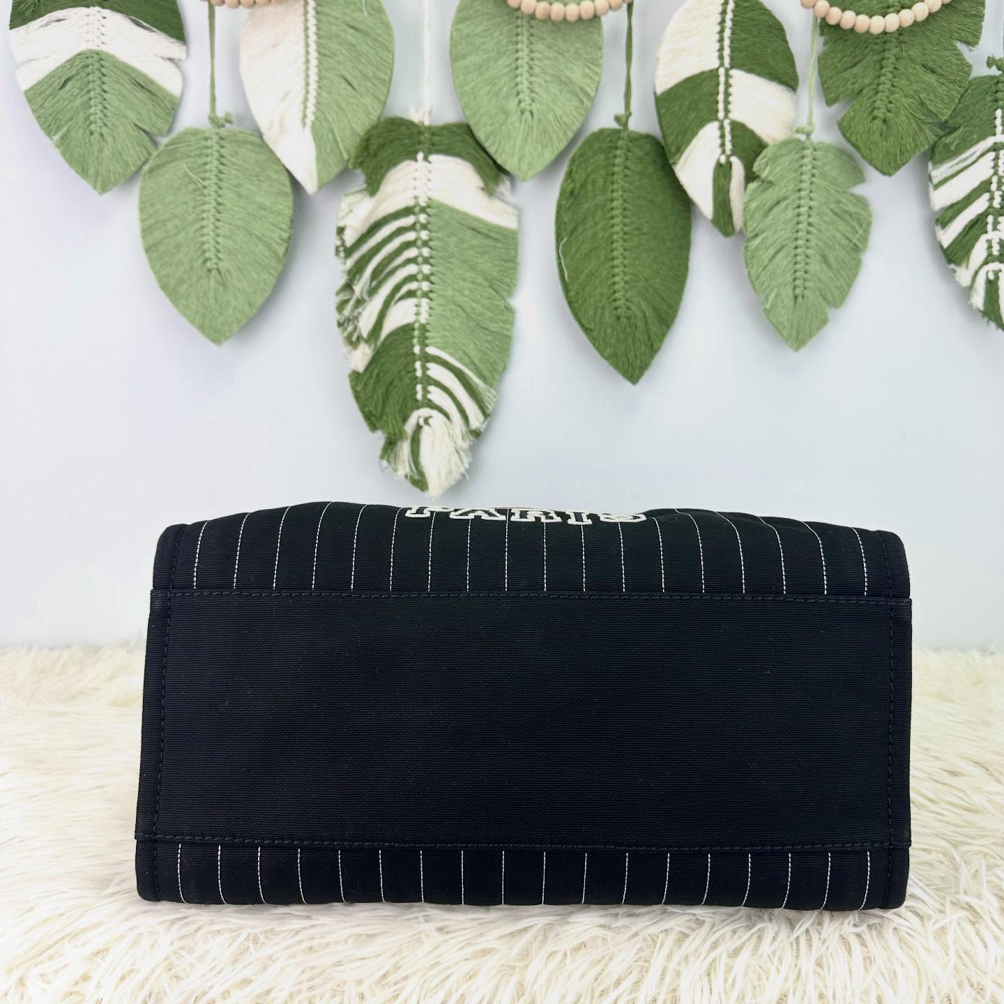 CHANEL 🤍PRE OWNED 23P Deauville 黑白色銀扣沙灘Tote bag 晶片款🖤 