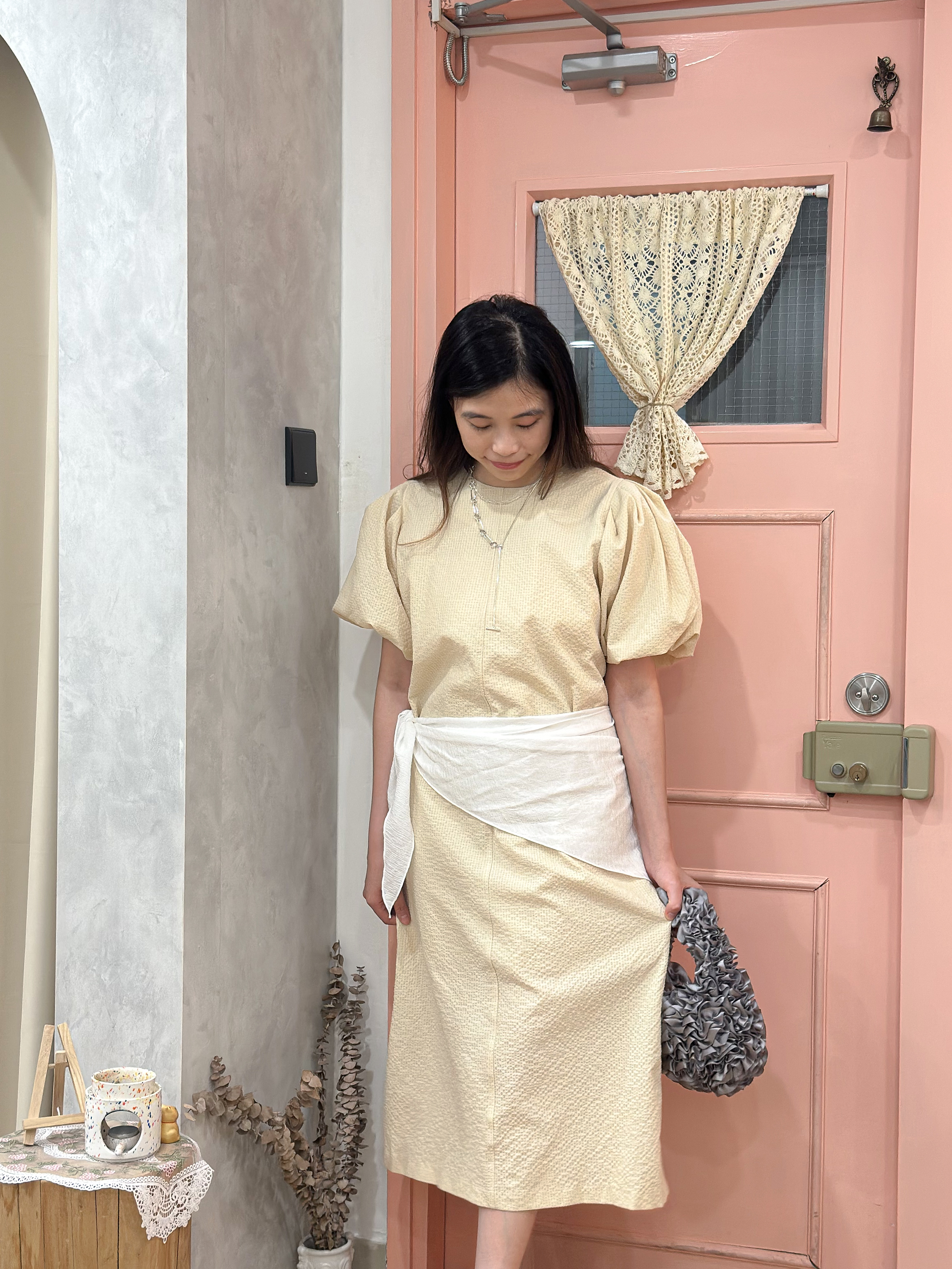 慵懶但拒絕沉悶～韓式雲朵袖浮雕格紋連身裙 LF0002 - 杏色 BEIGE