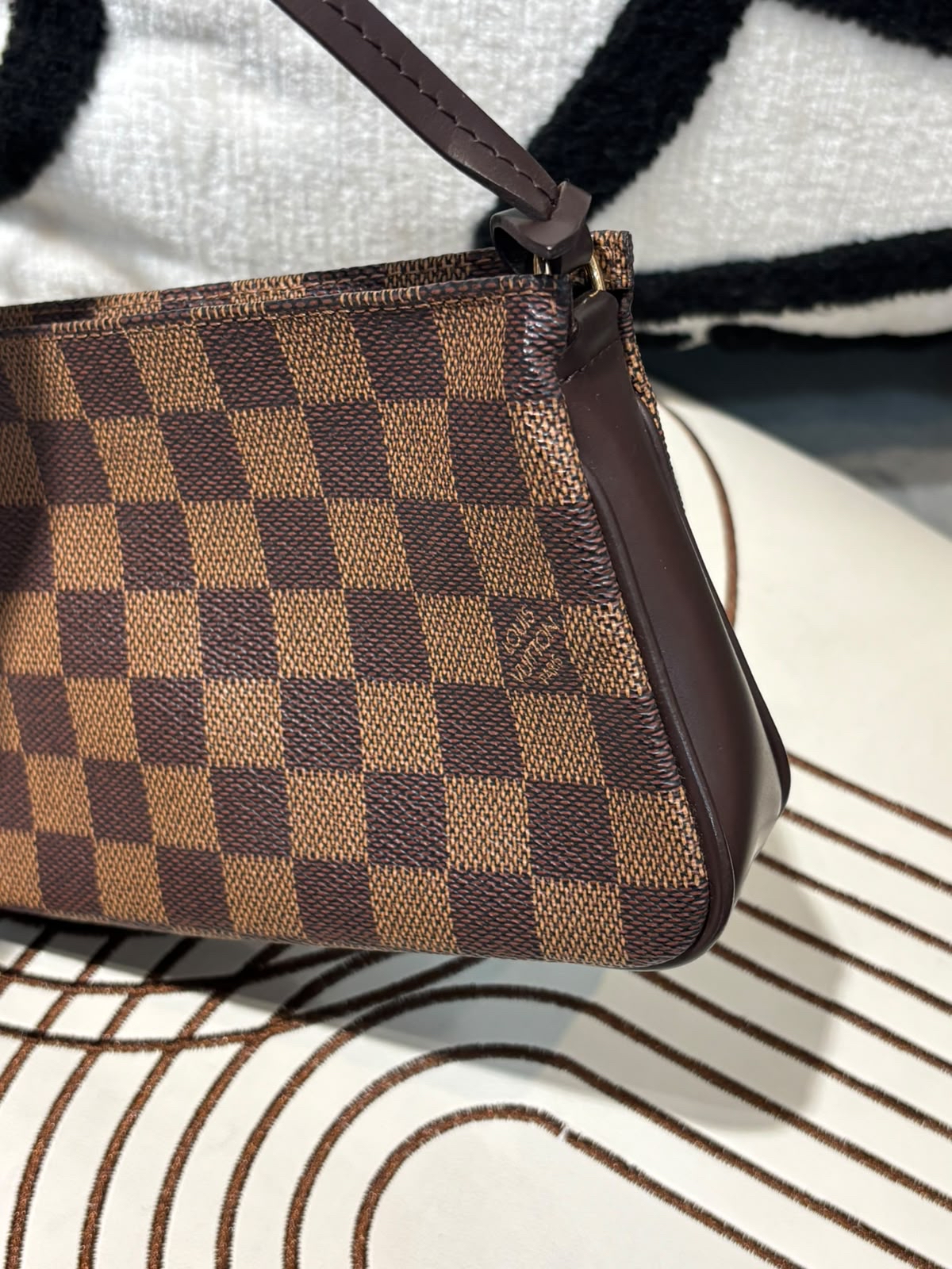 Louis Vuitton LV pochette damier Hobo Bag 100%Authentic, 95%new