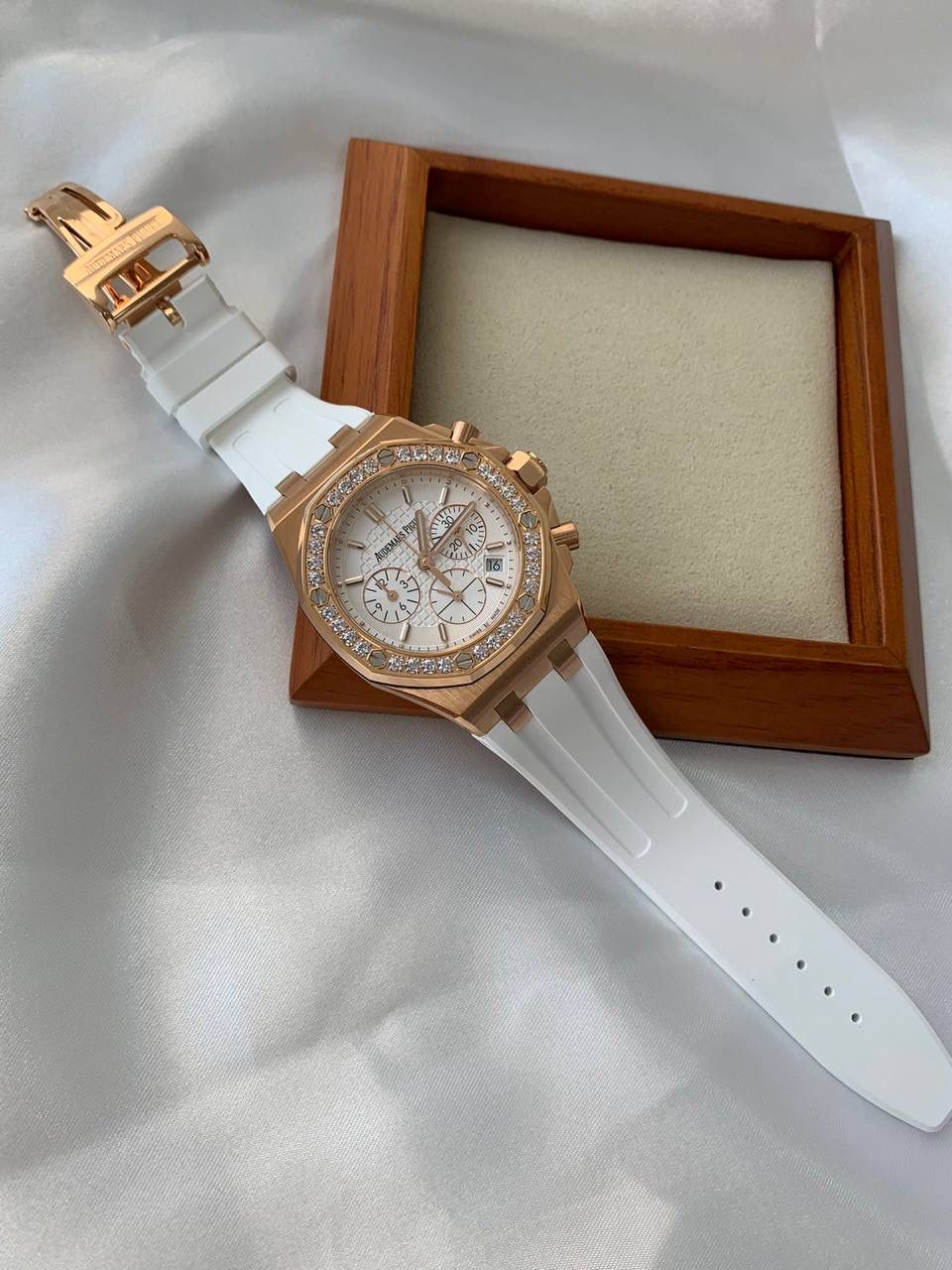 爱彼女款、小红书爆款，喜欢大表盘的女生、必备款，表盘37MM、蓝宝石防刮花玻璃，316精钢表壳、纯手工镶嵌32颗莫桑钻、搭配瑞士多功能石英机芯精准走时，表带采用进口橡胶工艺，佩戴舒适不过敏、折叠扣设计，佩戴便捷，数量有限，先到先得，多种色系，穿搭任选！