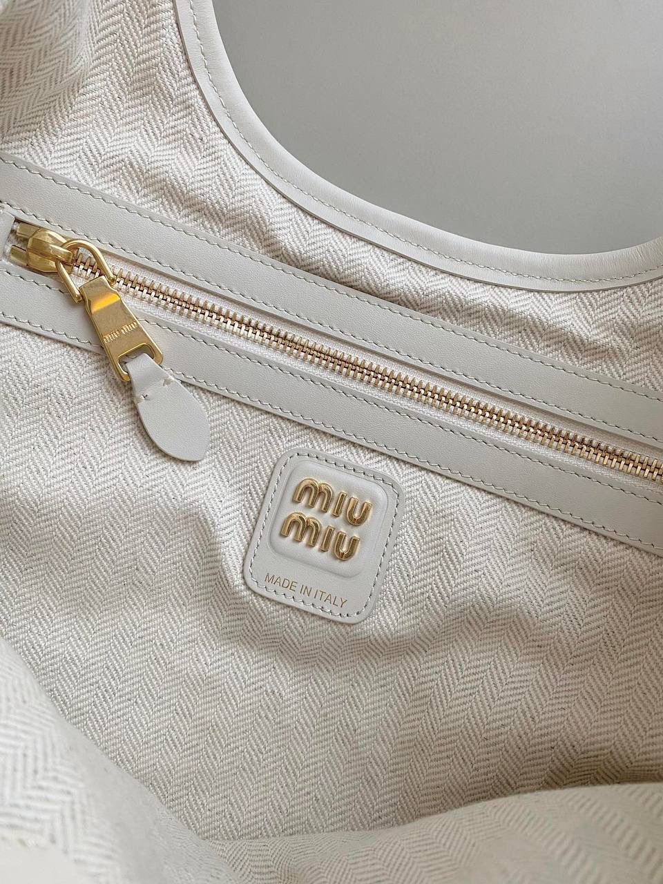 🈶拼接白 𝗠𝗶𝘂𝗠𝗶𝘂托特，大爆款 白色拼皮简直就是甜酷代名词！ 简约精致的设计真的好耐看 不同色系拼接有点流浪感又透着高级 色彩搭配温暖而富有层次，加上轻微的做旧 New vintage风的质感，很特别 整体造型非常慵懒惬意，保证了舒适性和实用性的同时还兼顾了美观性 时尚，非它莫属了！ 35×40cm #F0110m