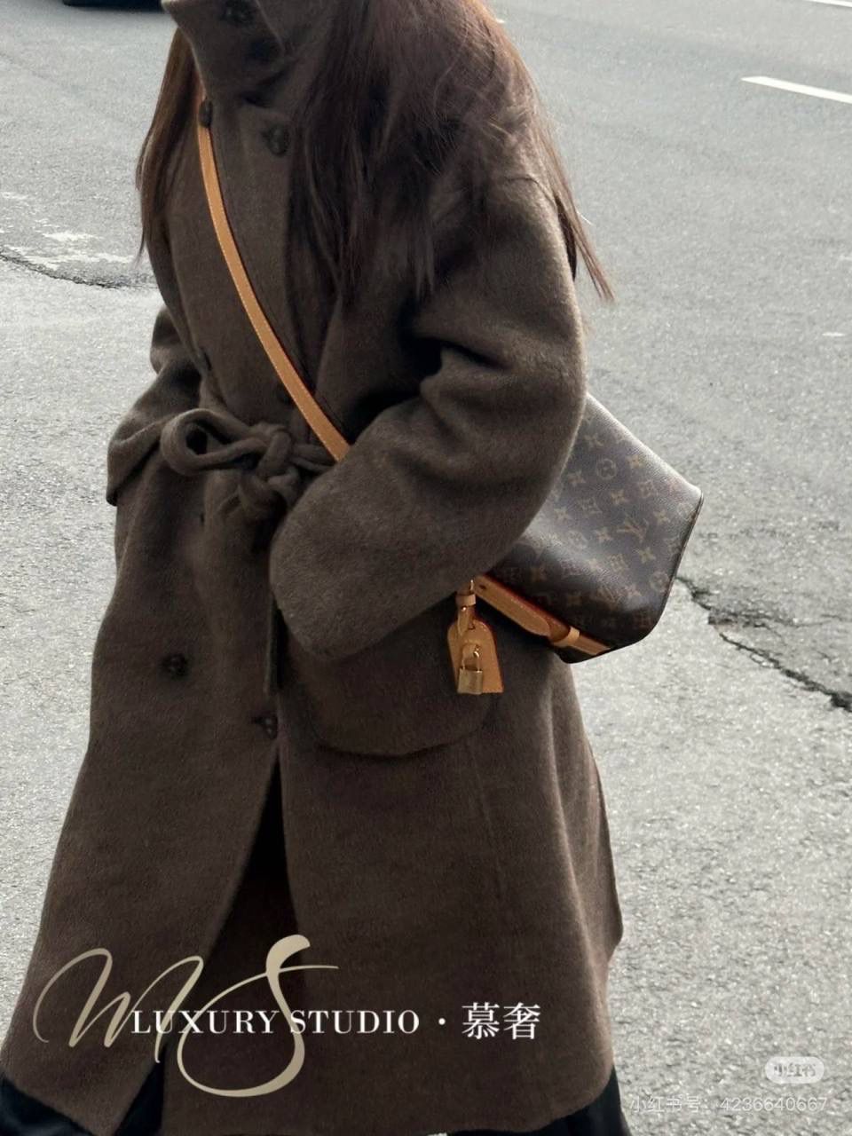 LV ALL IN BB老花款👜✨ 顶级进口原版的老花料子，不会太硬 这个质感在自然光下就很突出了 想象一下 你拎着这个包 走在大街上 这种皮面散发出的这种高级感🤩还附送一个小卡包，卡片➕零钱都可以装 直接省下一个卡包的钱😆‼️