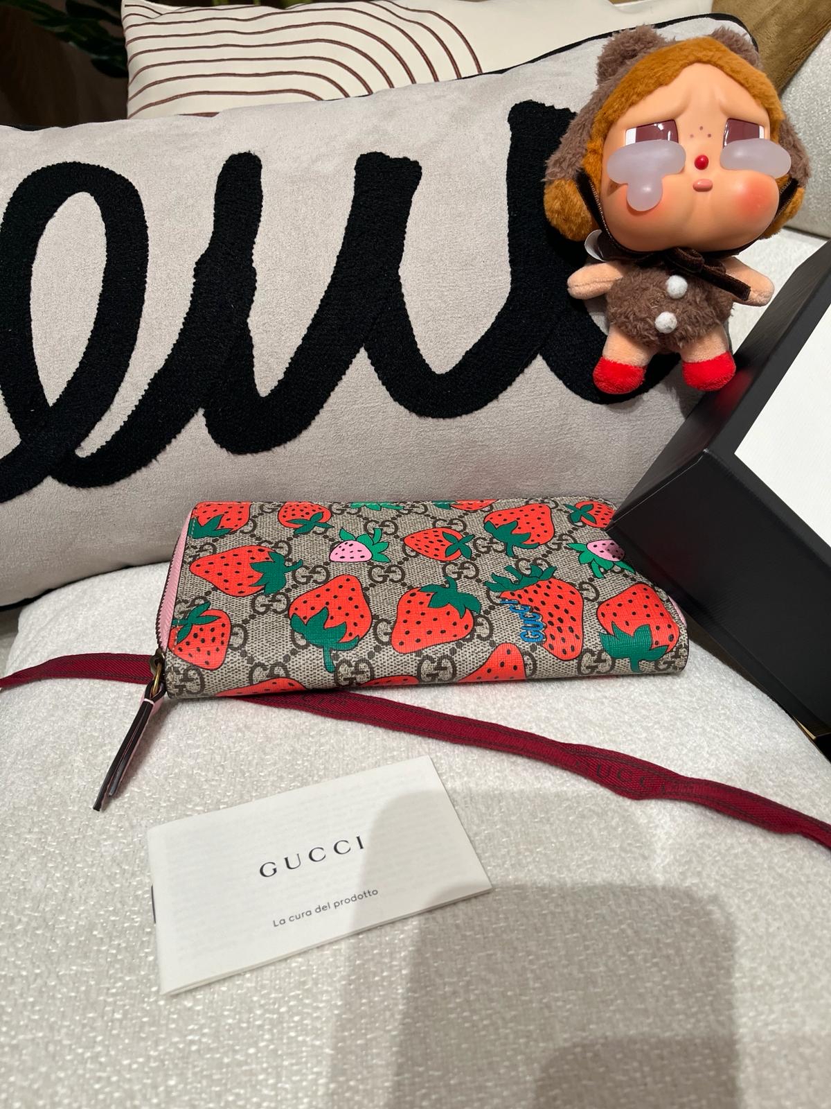 GUCCI Strawberry Printed zip long Wallet GG Supreme,100%Authentic ,unused ✅booklet✅塵袋✅box