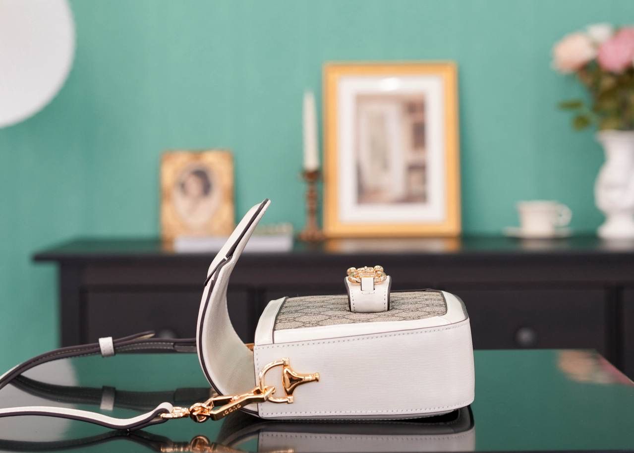 🥯Horsebit 1955系列迷你马鞍包 老花白20cm 正品售价,500 独家原厂皮发售 限量级别 GG家1955马鞍包已经火爆到人手一支的节奏，超级大爆款！ 这次出了迷你尺寸配可拆卸双肩带，简直超哇塞 马衔扣标志性设计，复古原厂牛皮配上最受欢迎pvc元素，皮肩带布肩带任意更换~ 官方款号 658574 尺寸小号：20.5x14x5cm 大号：25x18x8cm