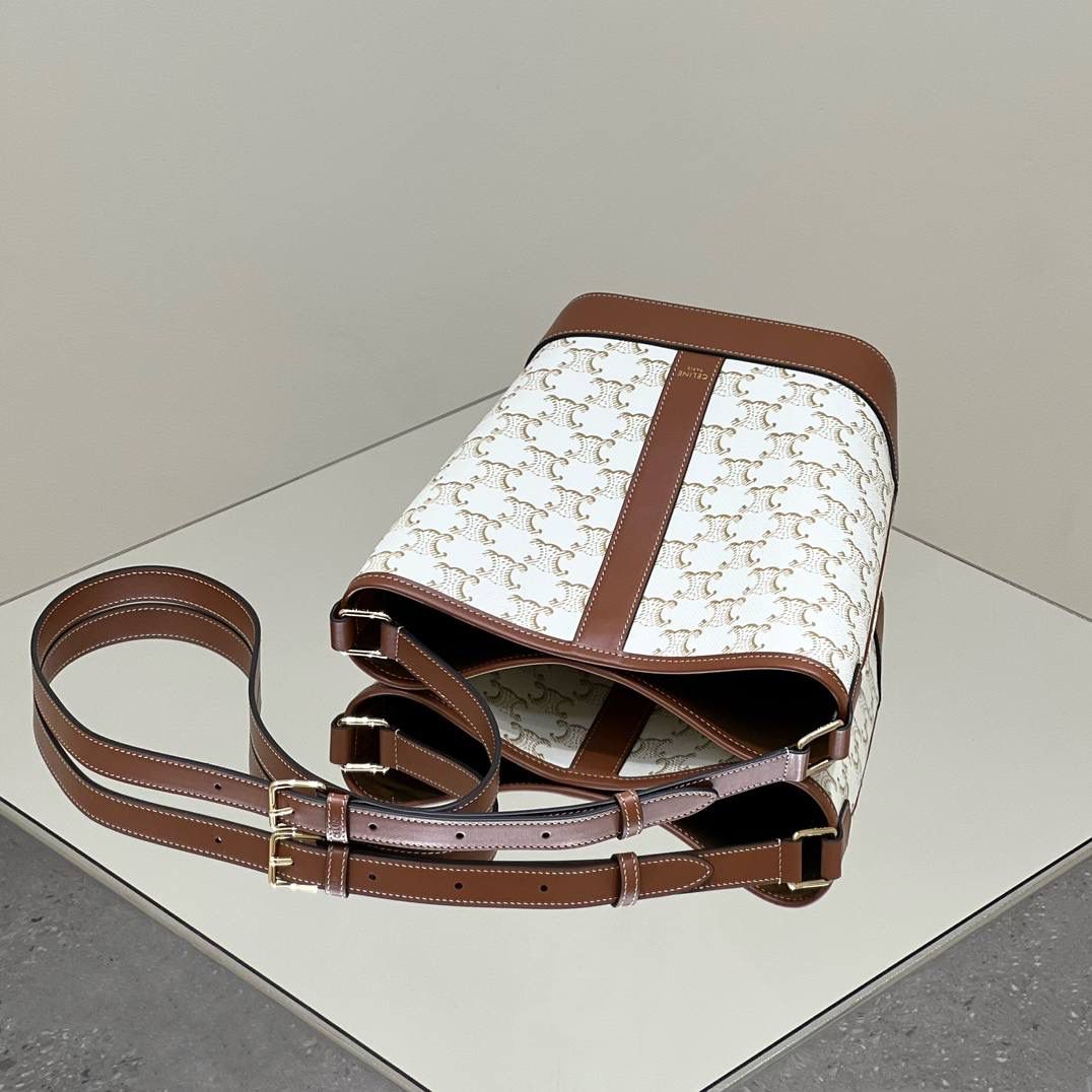 🔥大货实拍图 𝗖𝗘𝗟𝗜𝗡𝗘♥𝗧𝗥𝗜𝗢𝗠𝗣𝗛𝗘 𝗖𝗔𝗡𝗩𝗔𝗦小号水桶 型号：191442 尺寸：30*22*13cm。 小个子女生也能轻松hold住的水桶包🧡