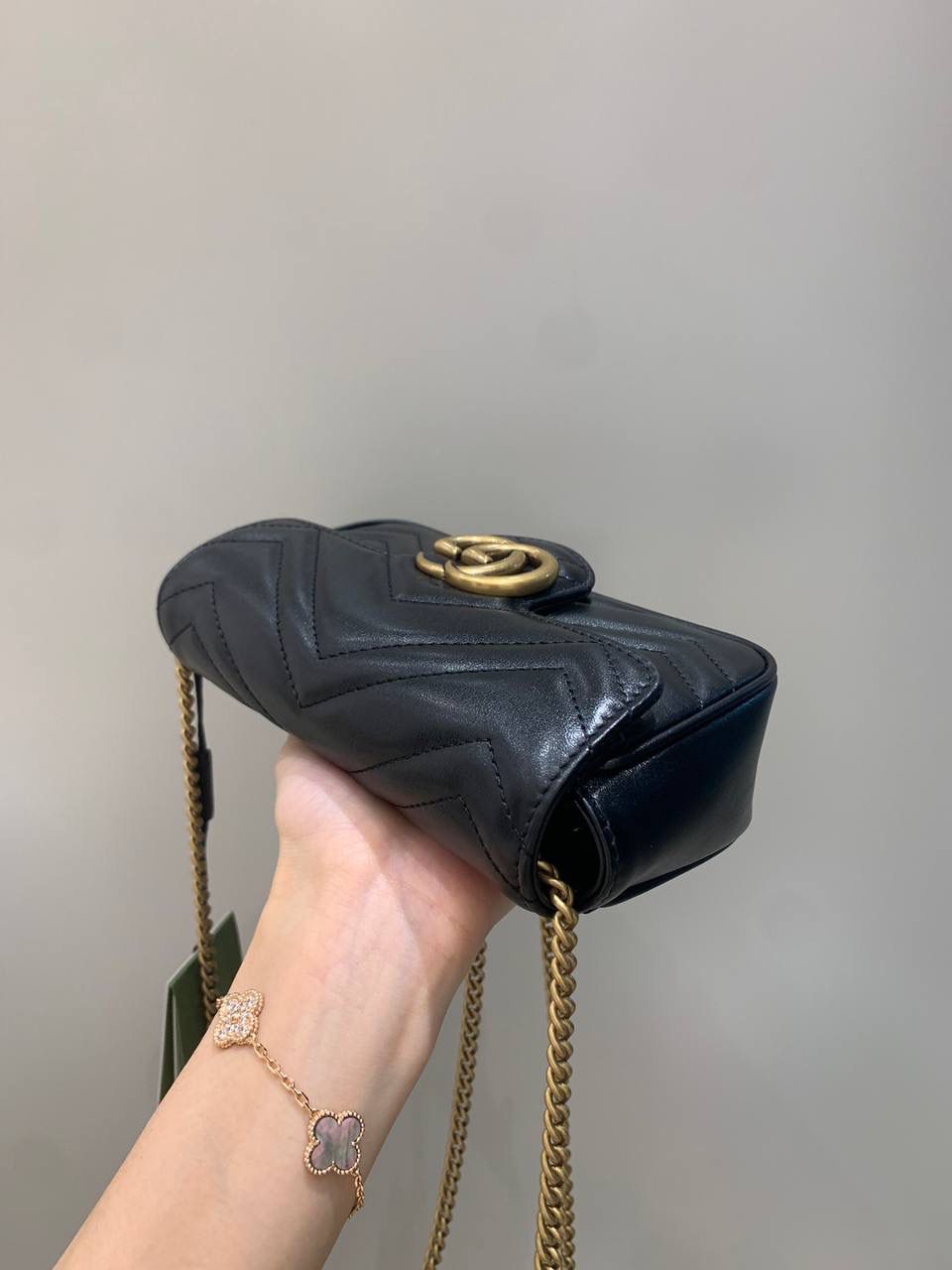 新背景实拍正品级 。经典款黑色16.5cm‼️ 销量王本尊，黑色绝对是最受欢迎的颜色，不分季节不分场合，想怎么搭配就可以随你心意，黑色皮料更能透出原厂皮质感，金色五金黑色皮料简直就是灵魂搭配，这个颜色你们每一个人都要入‼️ 型号476433；尺寸16.5/10/4cm