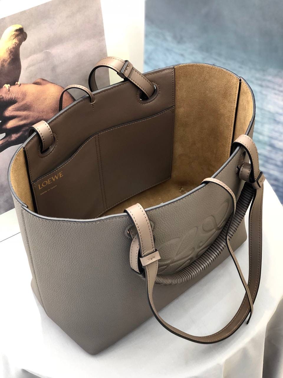 *𝘈𝘯𝘢𝘨𝘳𝘢𝘮 𝘛𝘰𝘵𝘦 印花托特包 #曾黎同款#优雅知性，气质十足 ✅ 尺寸:𝟐𝟗-𝟏𝟒-𝟐𝟓𝐜𝐦 编码:011830 颜色:铁灰色 将品牌经典图案融入皮革其中，形成了一个标志 里外牛皮革与编制提手让整个包都挺括了起来，质感满满，将实用性最大化，容量感人，十分适合日常，不禁感叹Lo罗家的细节与品质！